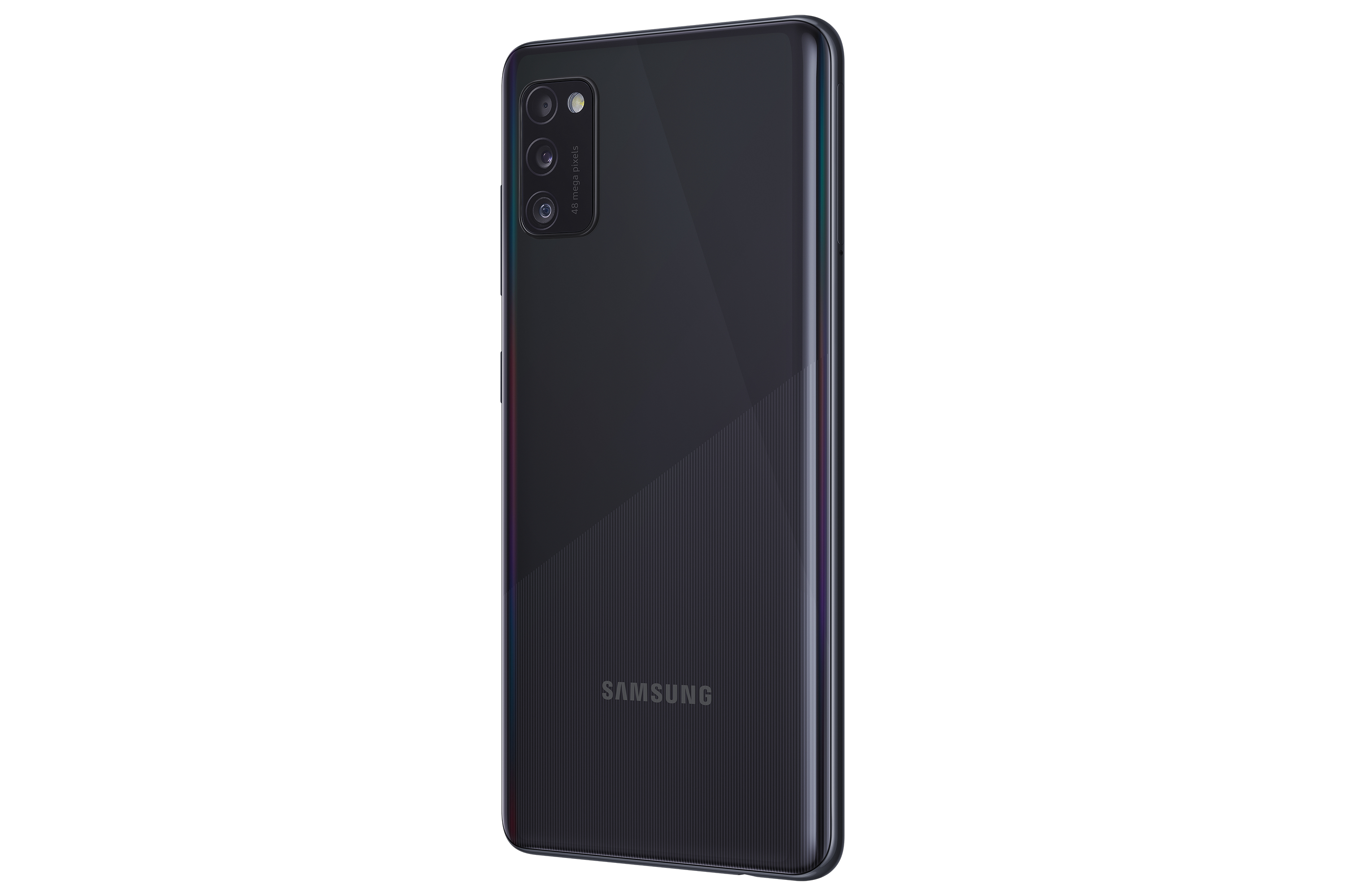Schwarzes Samsung Telefon mit drei Kameras. Die Rückseite ist sichtbar. Weißer Hintergrund.