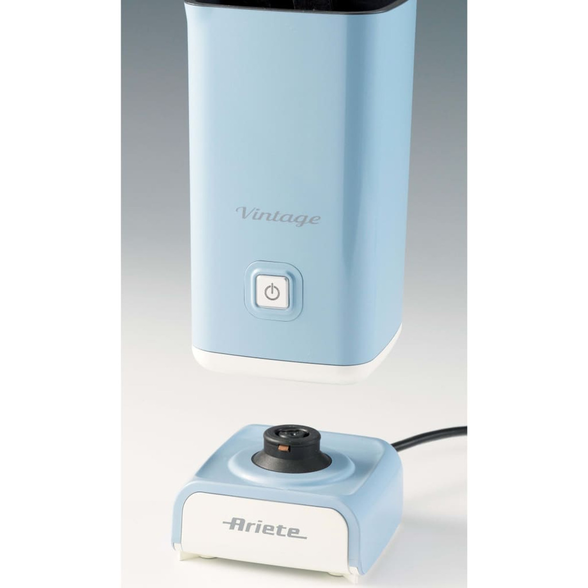 Blau-weißer elektrischer Milchaufschäumer mit Ein-Aus-Taste und Ariete-Logo auf weißer Oberfläche.