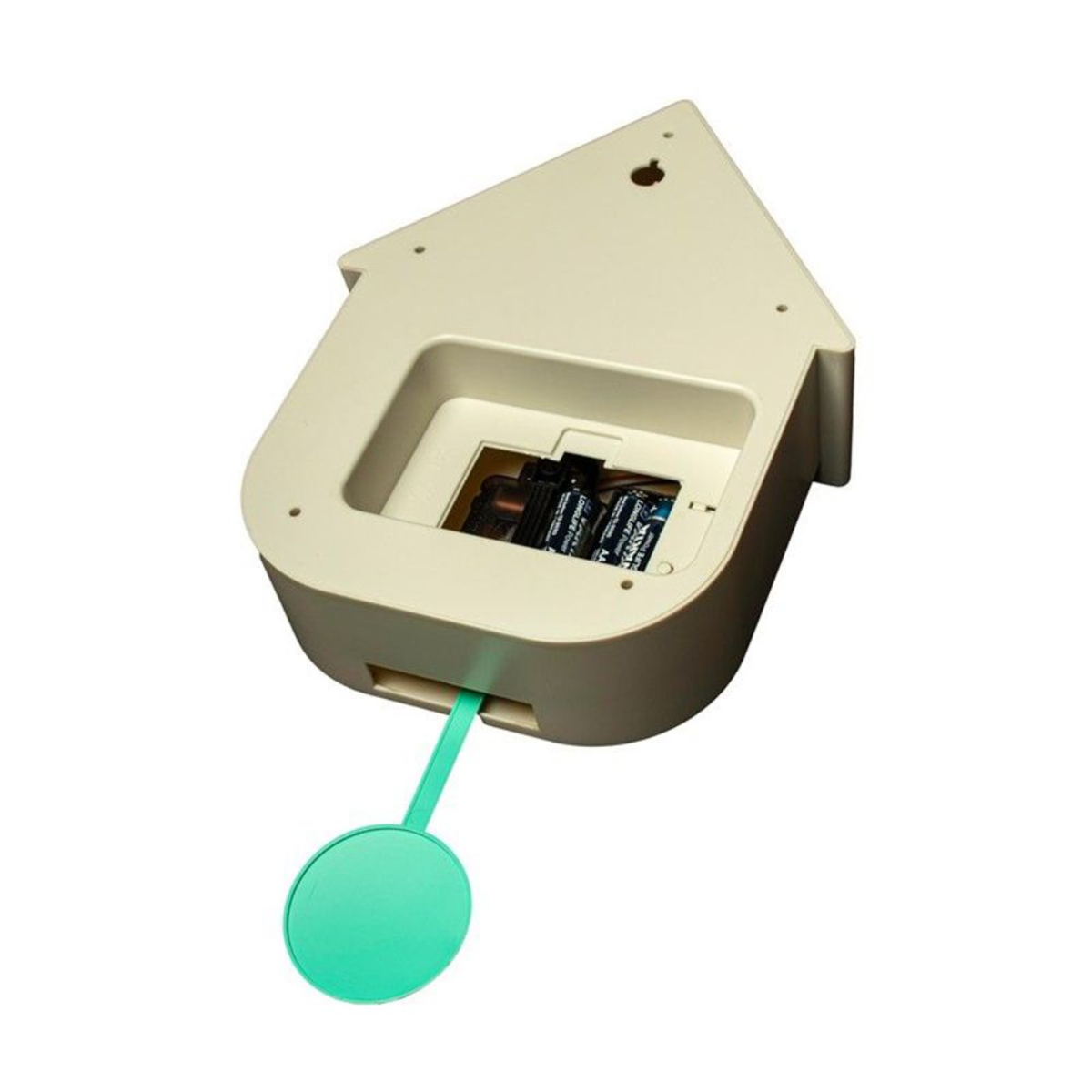 Il retro di un orologio a cucù bianco. Le batterie sono all'interno. È visibile un pendolo verde.