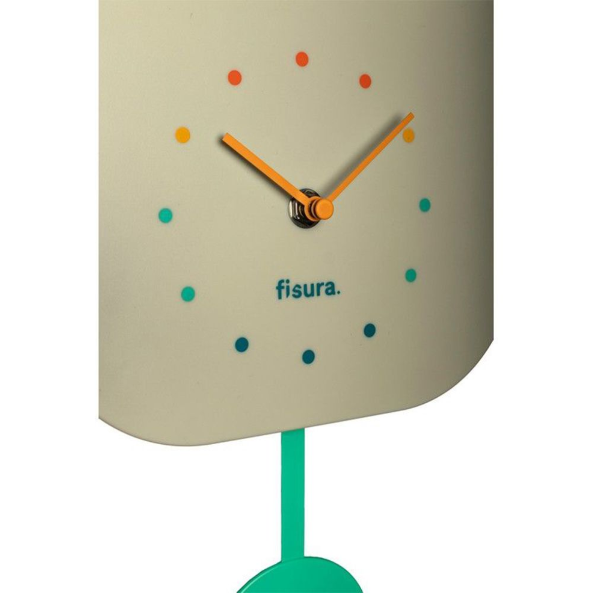 Primo piano dell'orologio a cucù. Quadrante color crema con punti arancioni e blu. Lancette arancioni, pendolo verde.