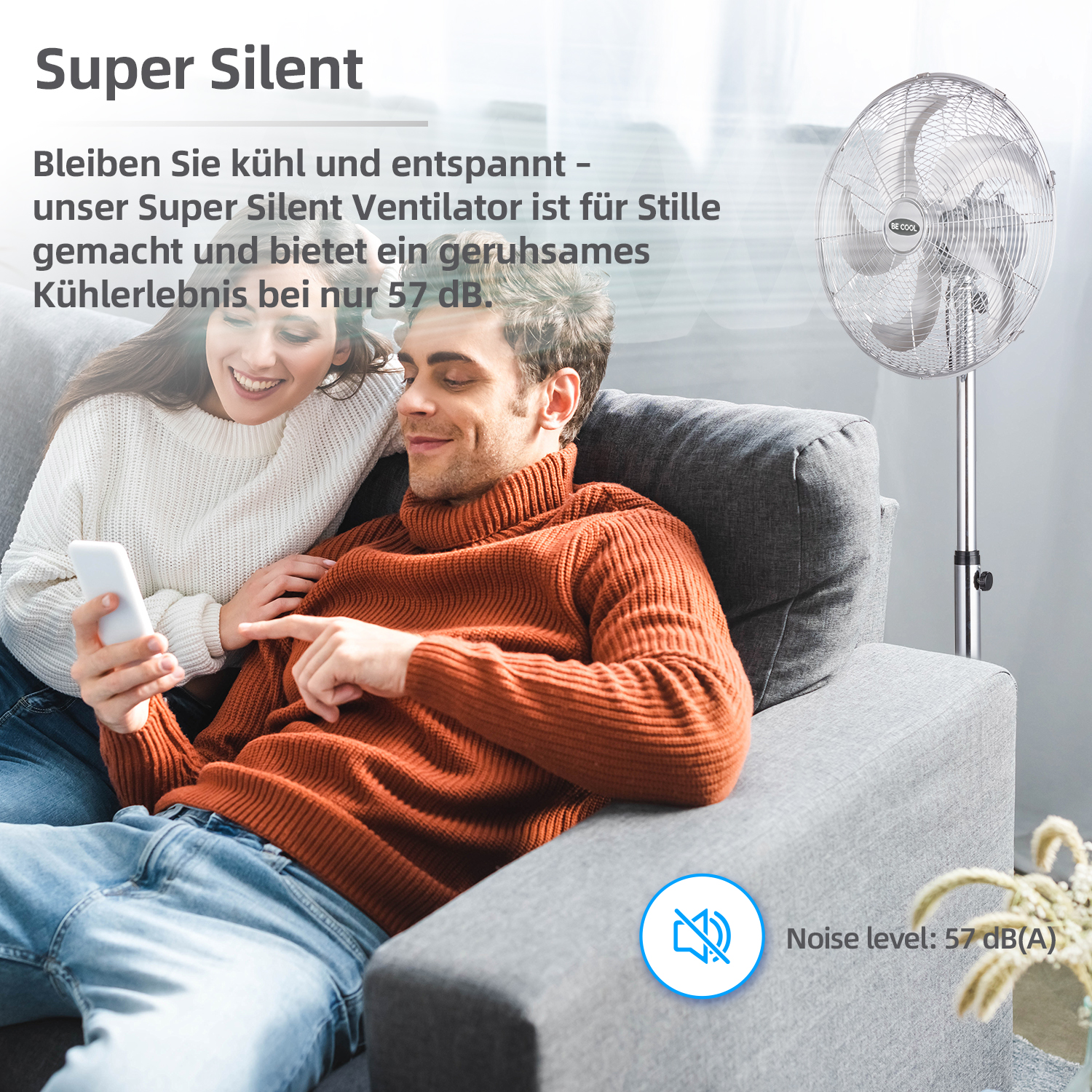 Ein Paar entspannt sich auf einem Sofa, im Hintergrund ein Ventilator. Text: Super leise, Geräuschpegel 57 dB(A).