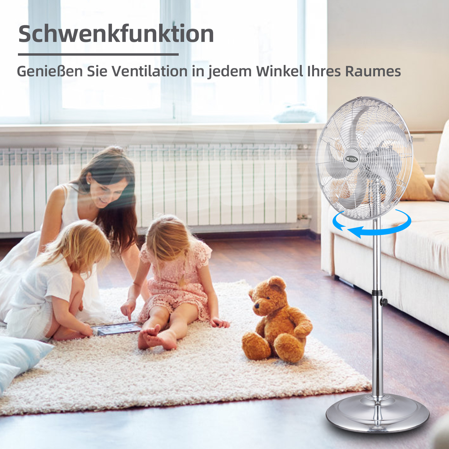 Dreiköpfige Familie sitzt auf dem Boden, im Hintergrund ein Ventilator. Text-Overlay.