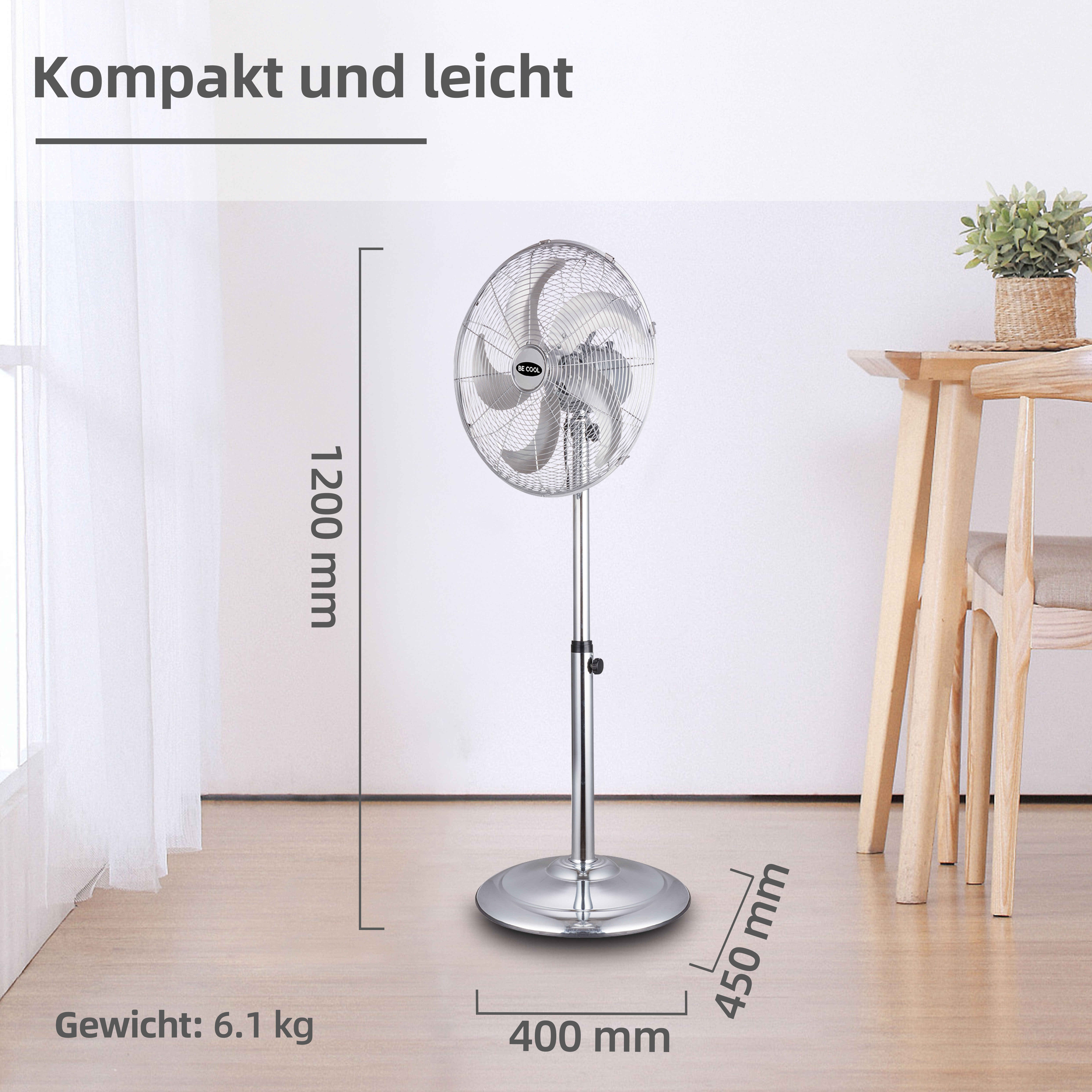 Silberner Standventilator mit Maßangaben. Steht in einem Raum. Text: 'Kompakt und leicht'.