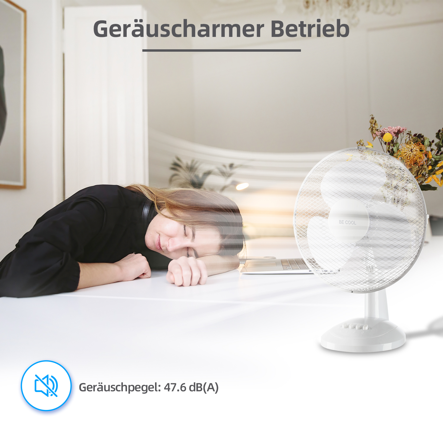 Eine Frau lehnt sich an einen Schreibtisch neben einem weißen Ventilator. Text: 'Geräuschschamer Betrieb' und Geräuschpegel: 47,6 dB(A).