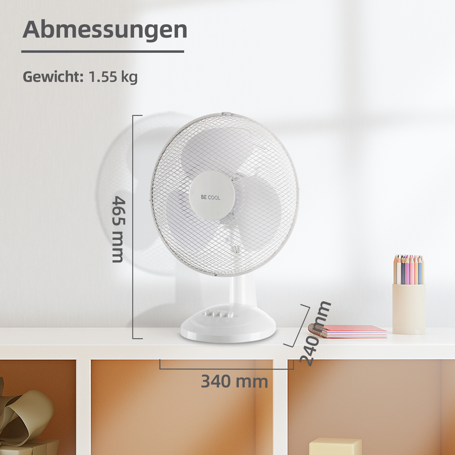 Ein weißer Ventilator mit angezeigten Maßen. Er steht auf einem Regal mit Bleistiften.