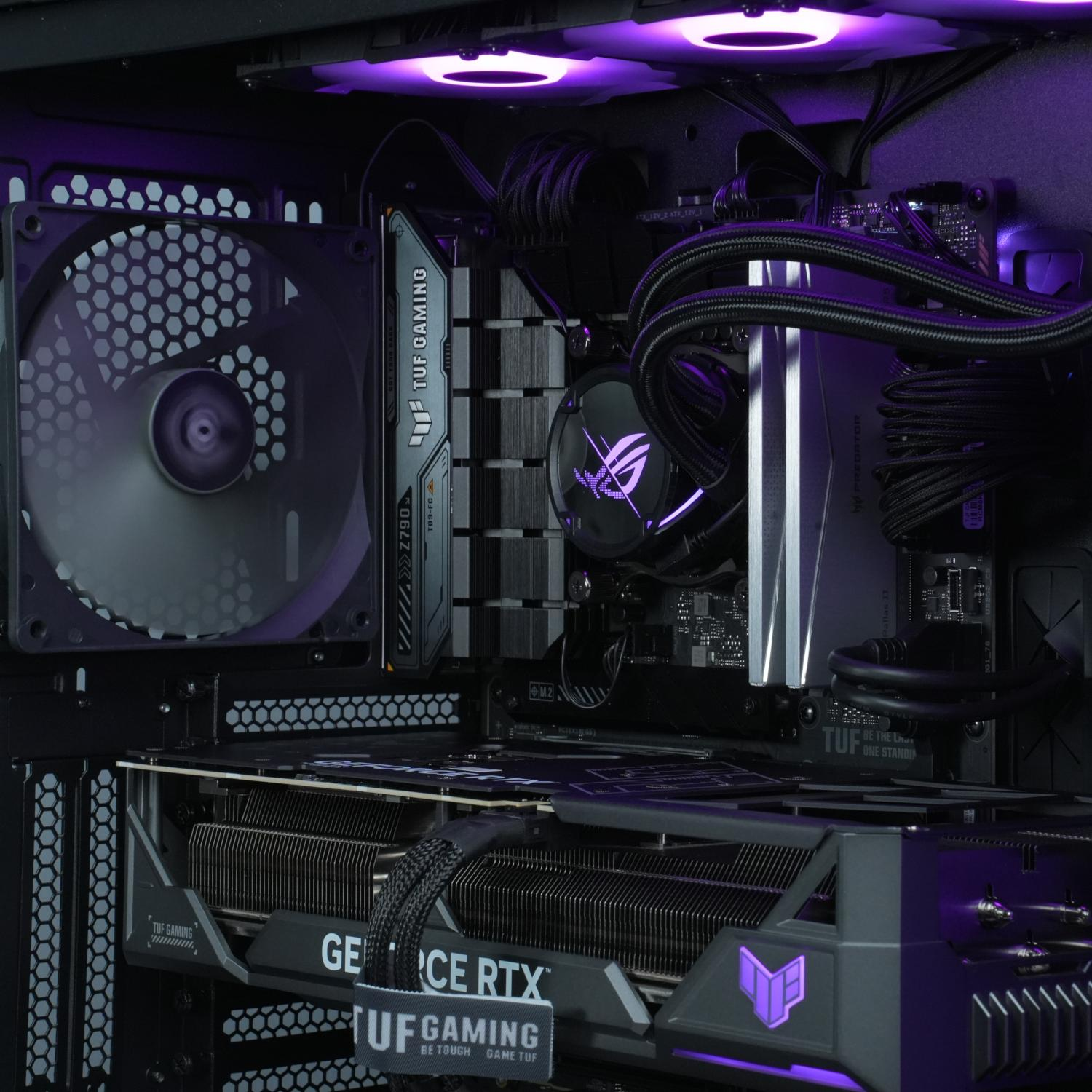 Componentes de PC dentro de una caja. Ventilador grande, tarjeta gráfica y enfriador de CPU visibles. Luz morada.