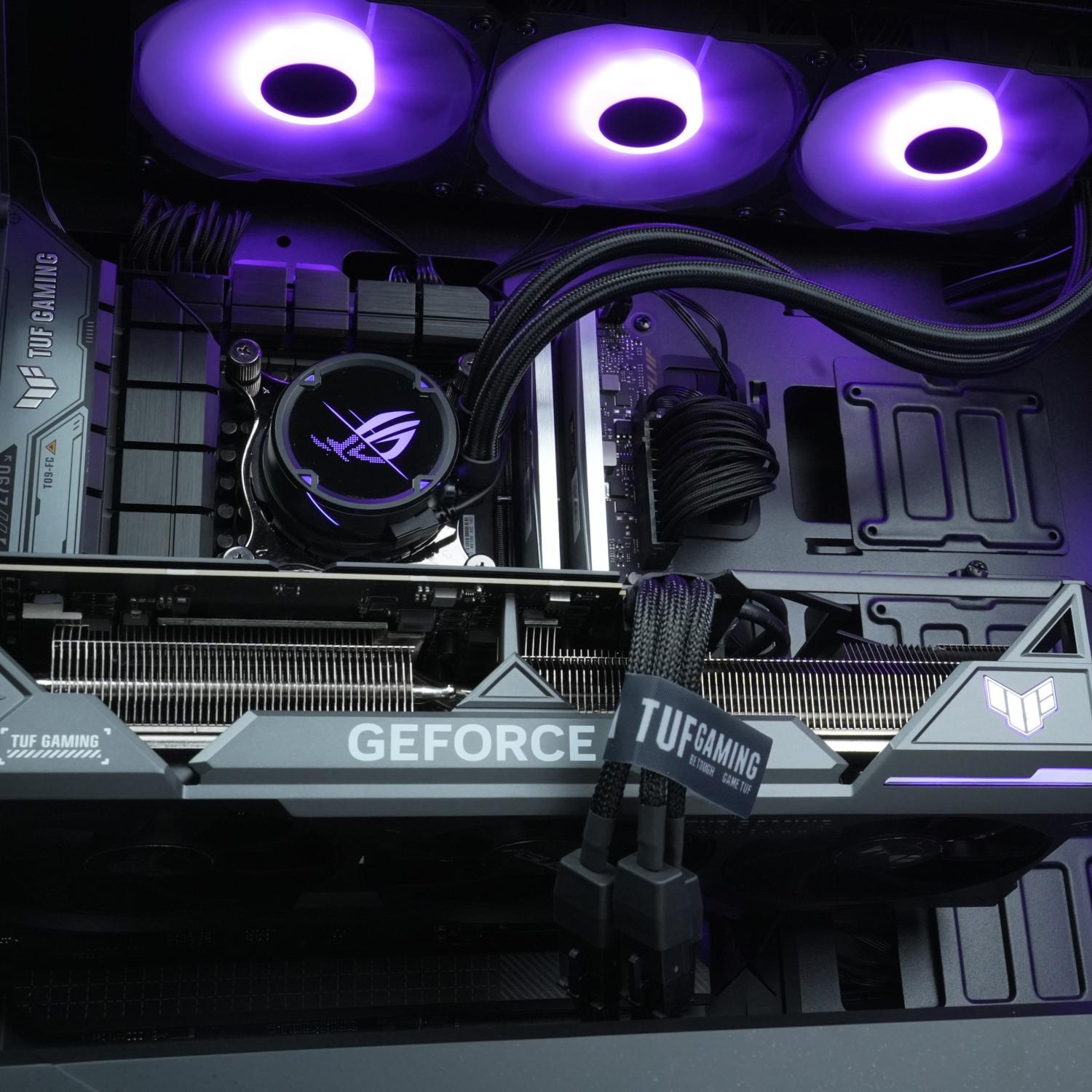 Componentes de PC dentro de una carcasa de computadora, con iluminación morada.