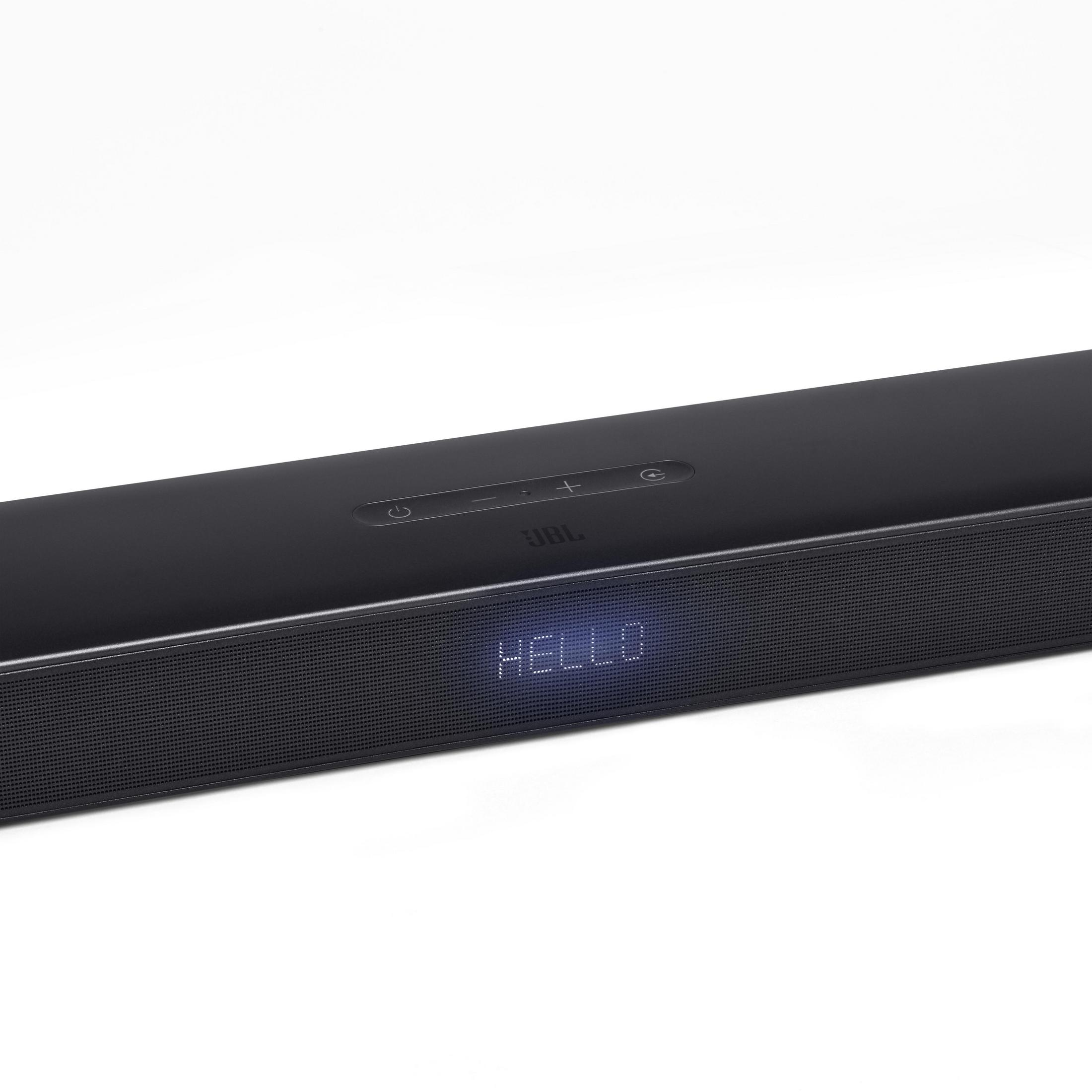 Üzerinde 'HELLO' yazan siyah bir soundbar. JBL logosu var.