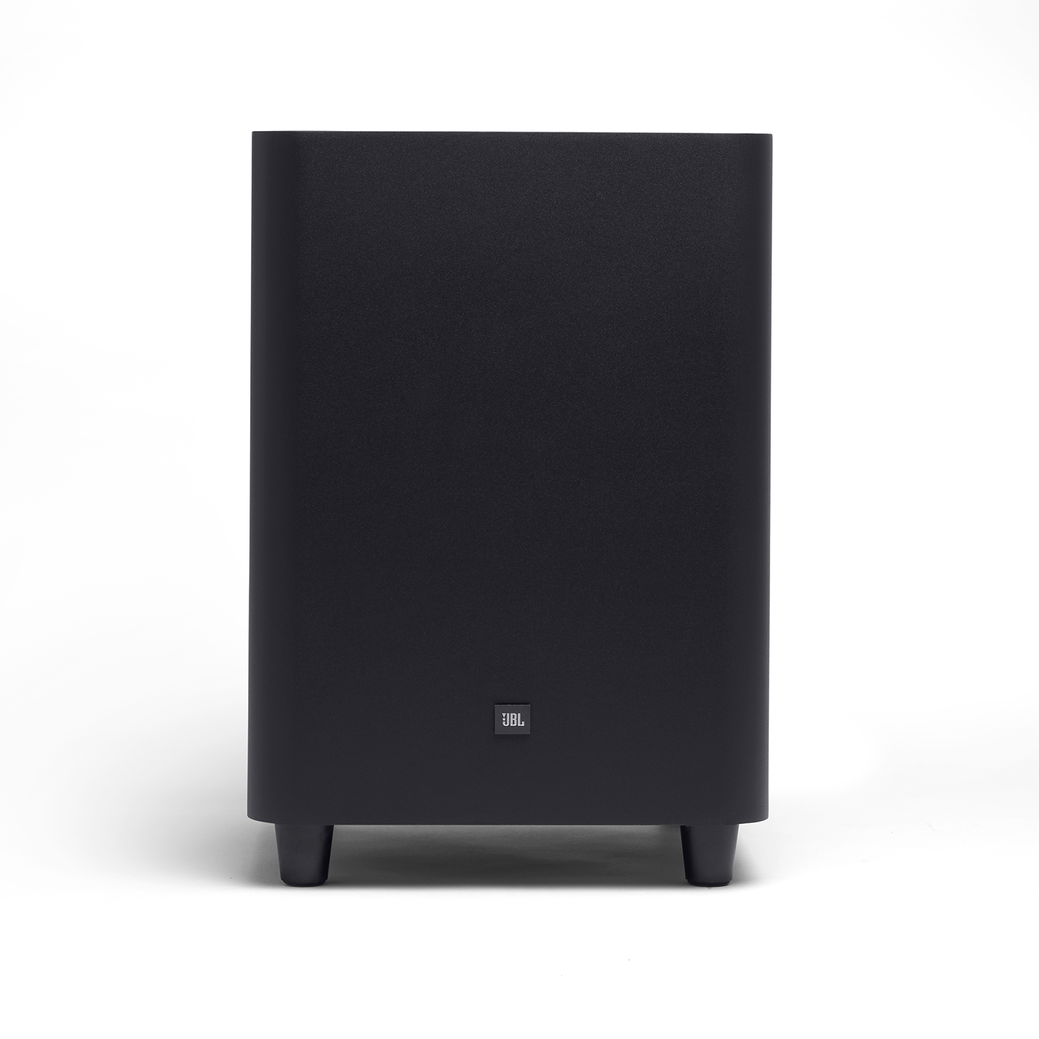 Siyah JBL subwoofer hoparlör. Beyaz zemin üzerinde önden görünüm. JBL logosu görünür.