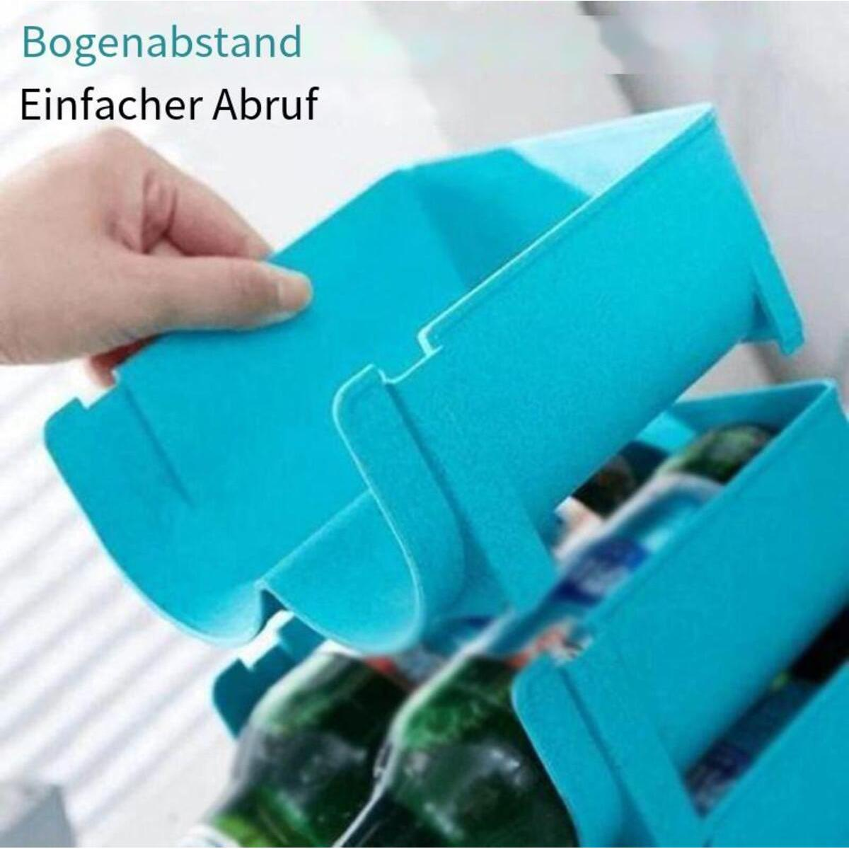 Eine Hand hält einen blauen Kunststoff-Organizer hoch. Andere Organizer und Flaschen sind zu sehen.