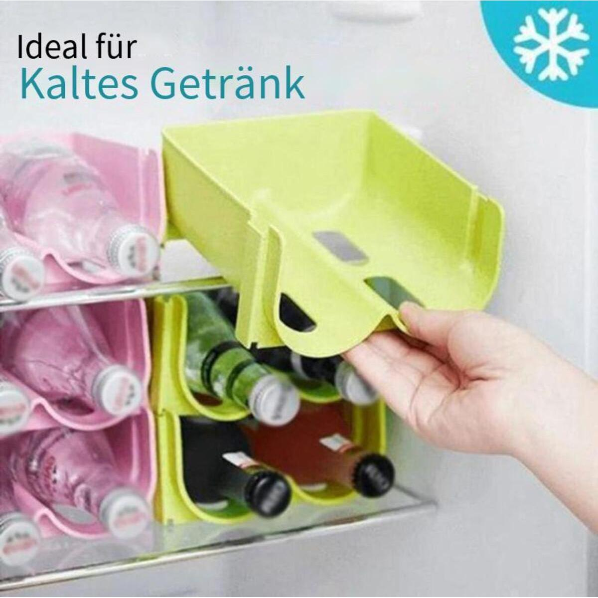 Grüne und rosa Flaschen in einem Kühlschrank, eine Hand greift nach einem Tablett.