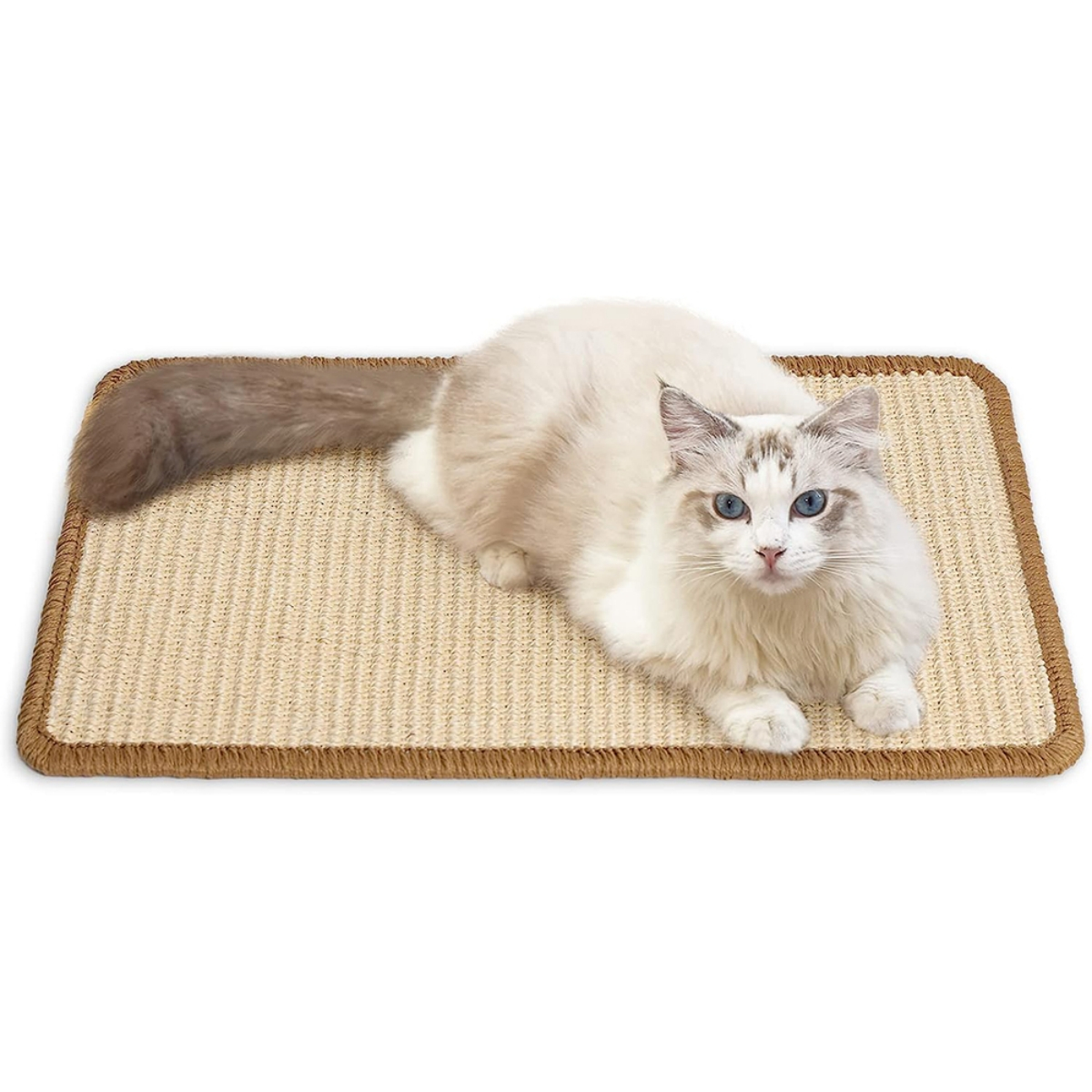 Weiß-graue Katze liegt auf einer beigen Kratzmatte mit braunem Rand.