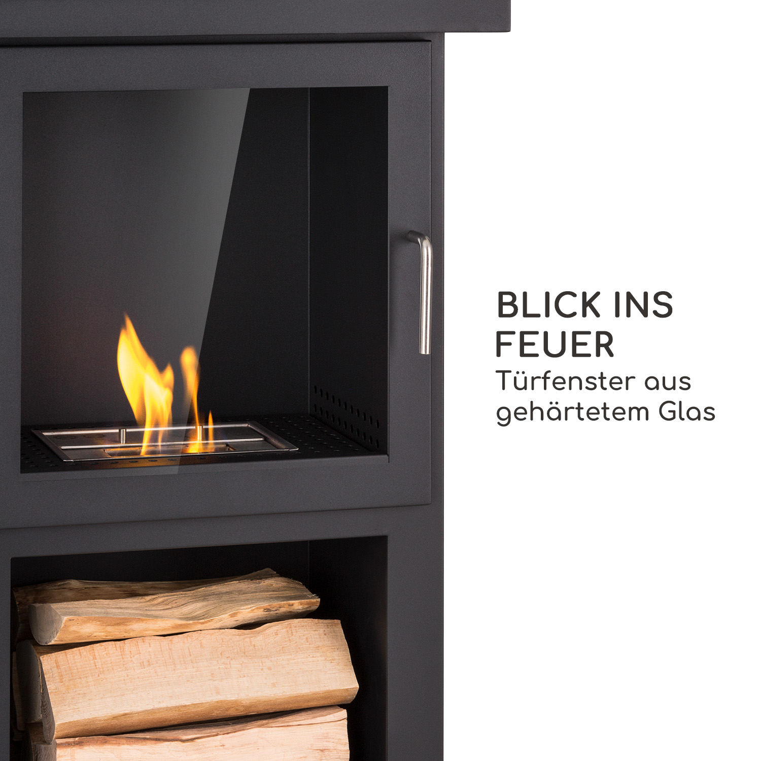 Ein schwarzer Kamin mit Glastür, die Flammen zeigt, und darunter gestapelte Holzscheite.