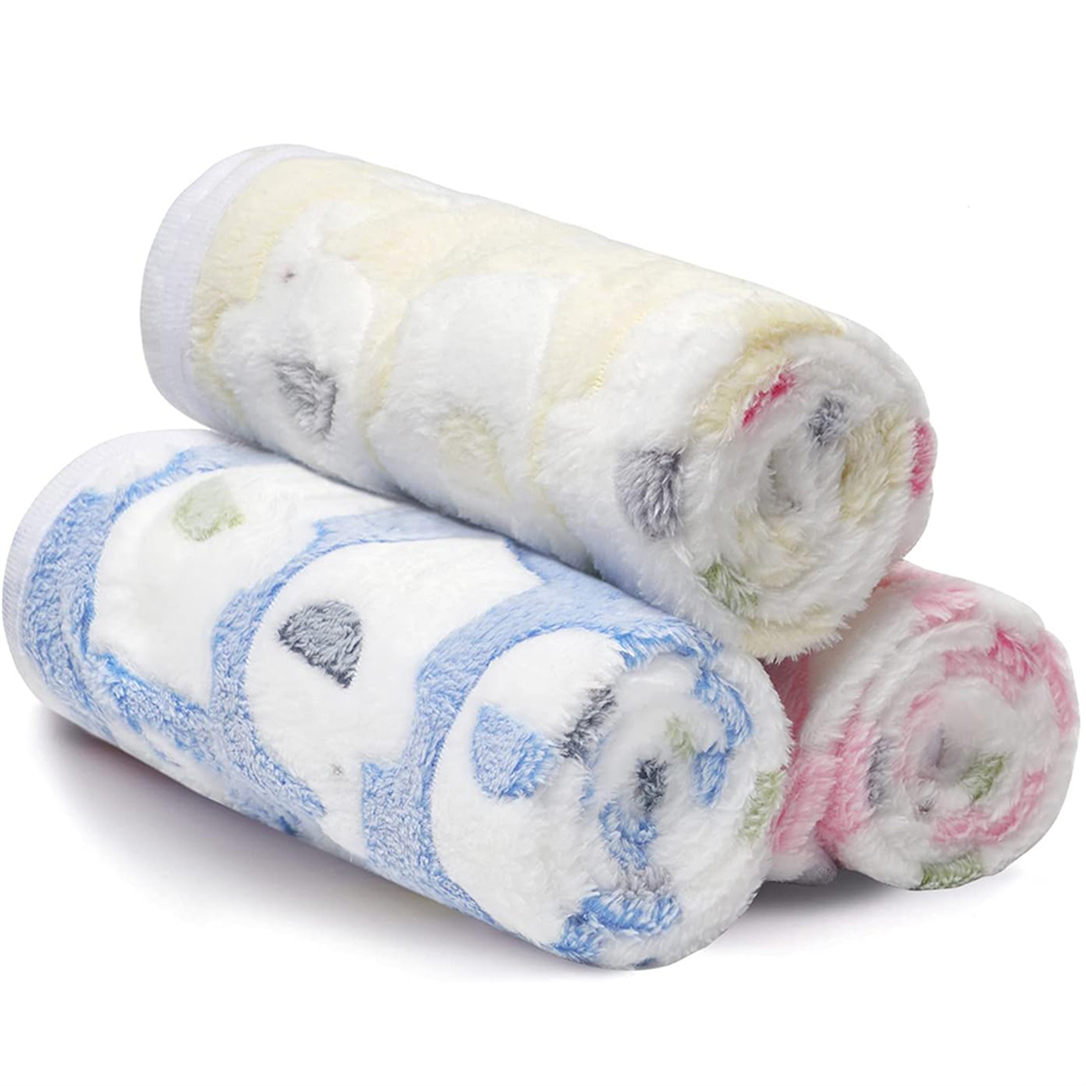 Drei zusammengerollte Babydecken in Weiß, Blau und Rosa mit Cartoon-Tierdrucken.