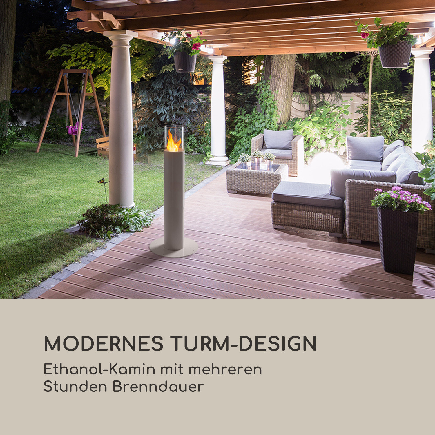 Caminetto esterno con un design a torre moderno. Terrazza in legno, piante e posti a sedere.