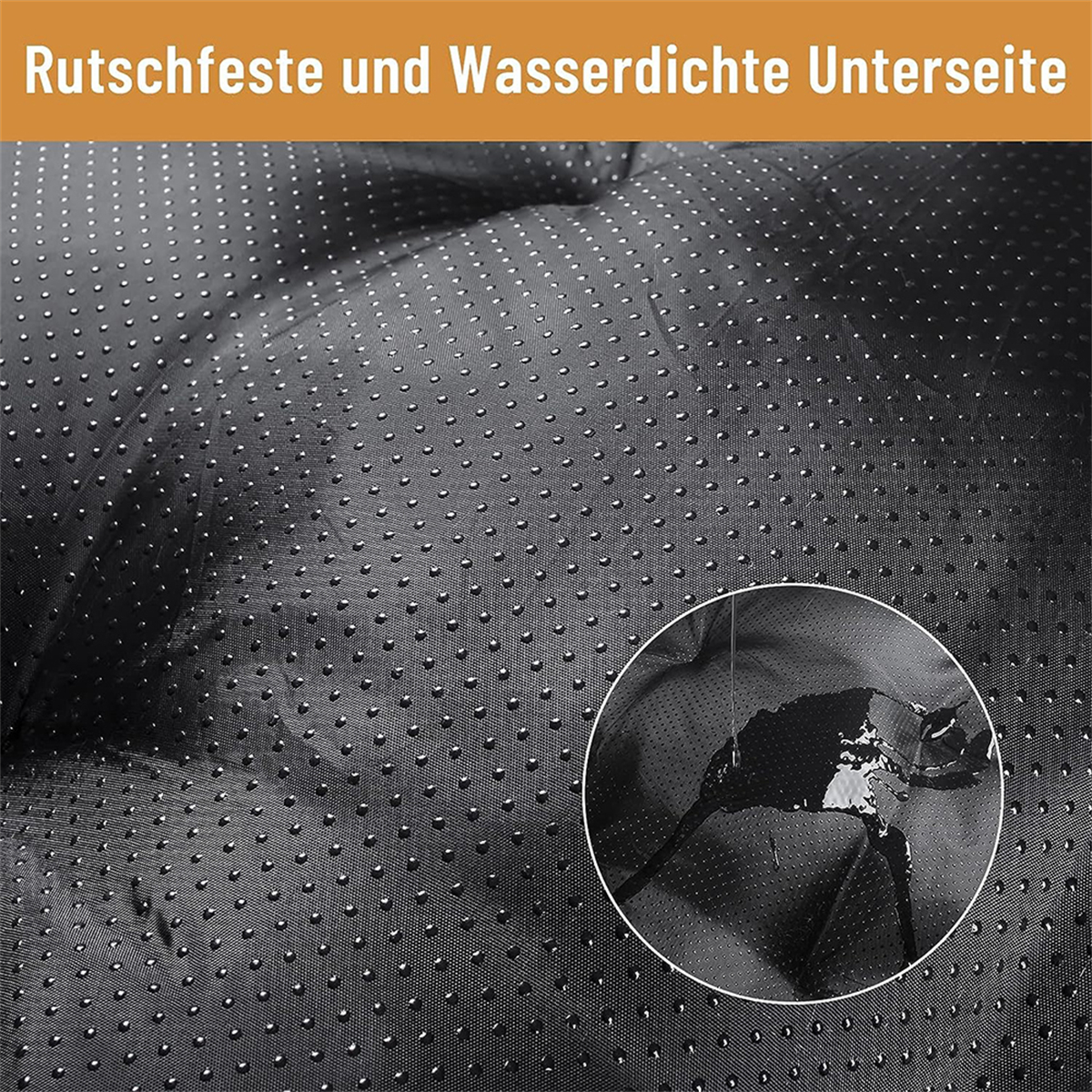 Nahaufnahme einer schwarzen, strukturierten Oberfläche mit kleinen, erhabenen Punkten. Wassertropfen sichtbar.