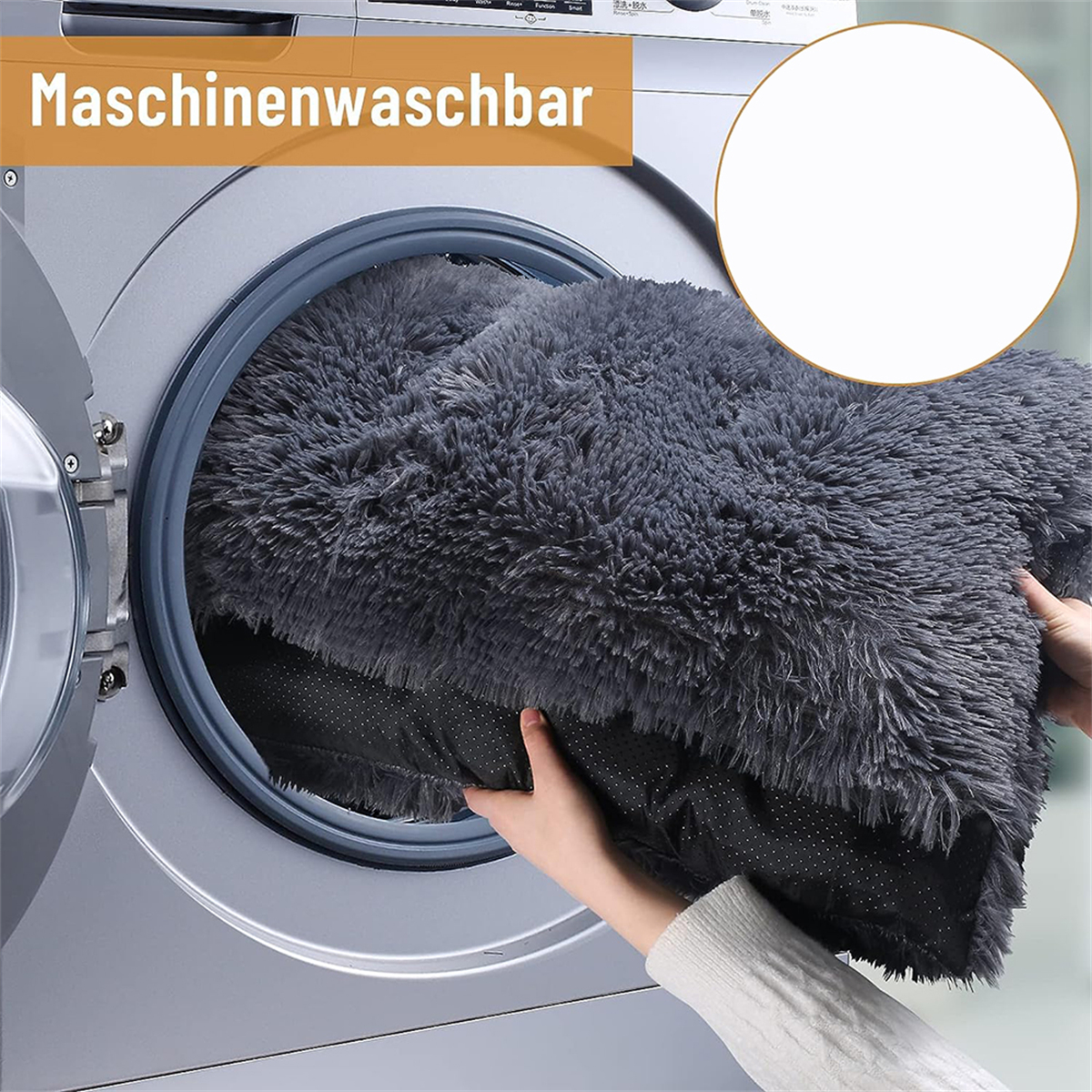 Ein graues, flauschiges Hundebett wird in eine Waschmaschine gelegt, mit Text.