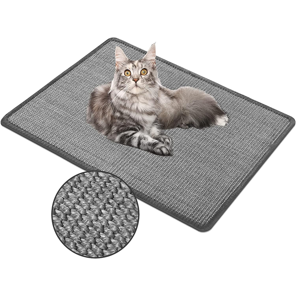 Eine graue Katze liegt auf einer grauen Kratzmatte. Eine kreisförmige Nahaufnahme zeigt die gewebte Textur der Matte.