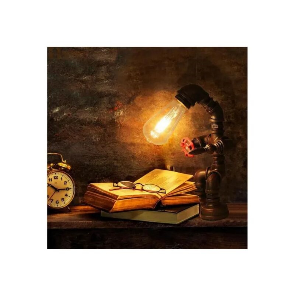 Eine Vintage-Lampe mit Buch, Brille und Wecker in einem dunklen Raum.