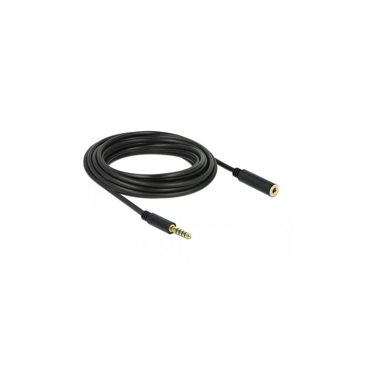 Ein schwarzes Audiokabel mit Stecker und Buchse. Es liegt auf weißem Hintergrund.