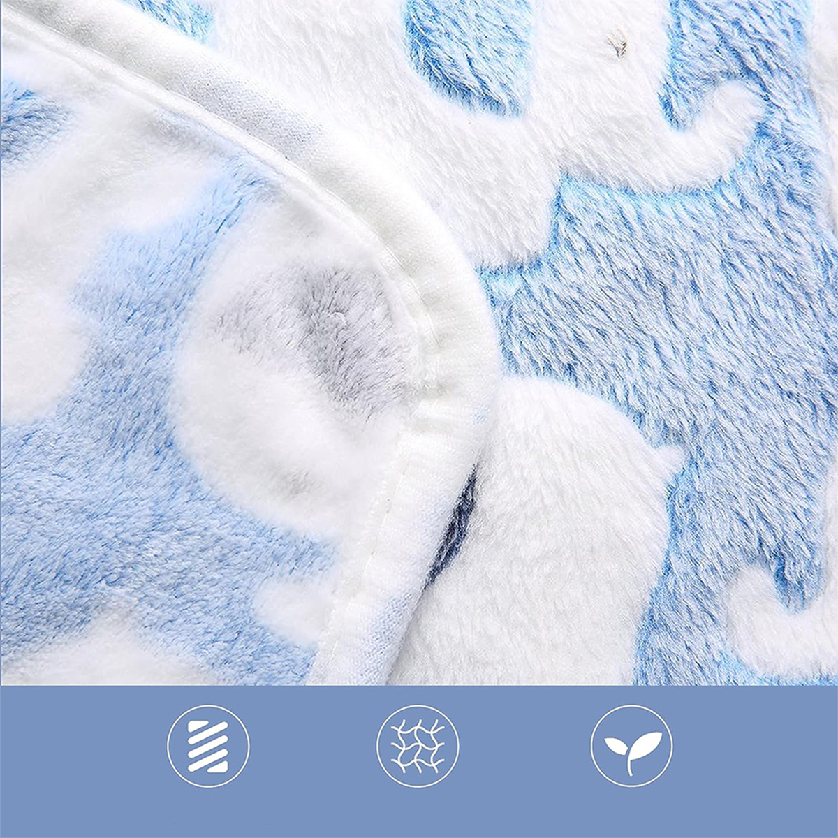 Nahaufnahme einer weißen und blauen, flauschigen Decke. Das Muster zeigt blaue Formen.