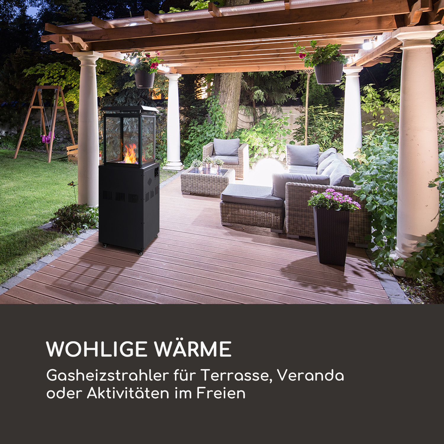 Szene auf der Außenterrasse mit einem schwarzen Gasheizer, Holzdeck, Sitzgelegenheiten und Hängepflanzen. Nacht.