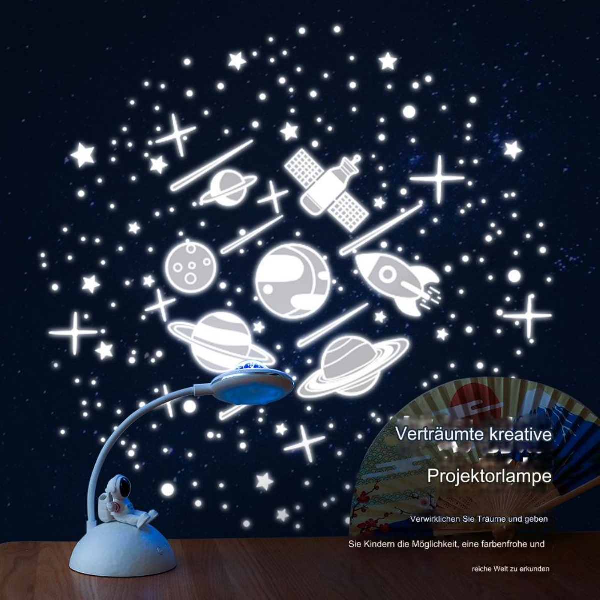 Ein Sternennacht-Lichtprojektor mit Planeten, Rakete, Satellit und einem Fächer mit japanischem Design.