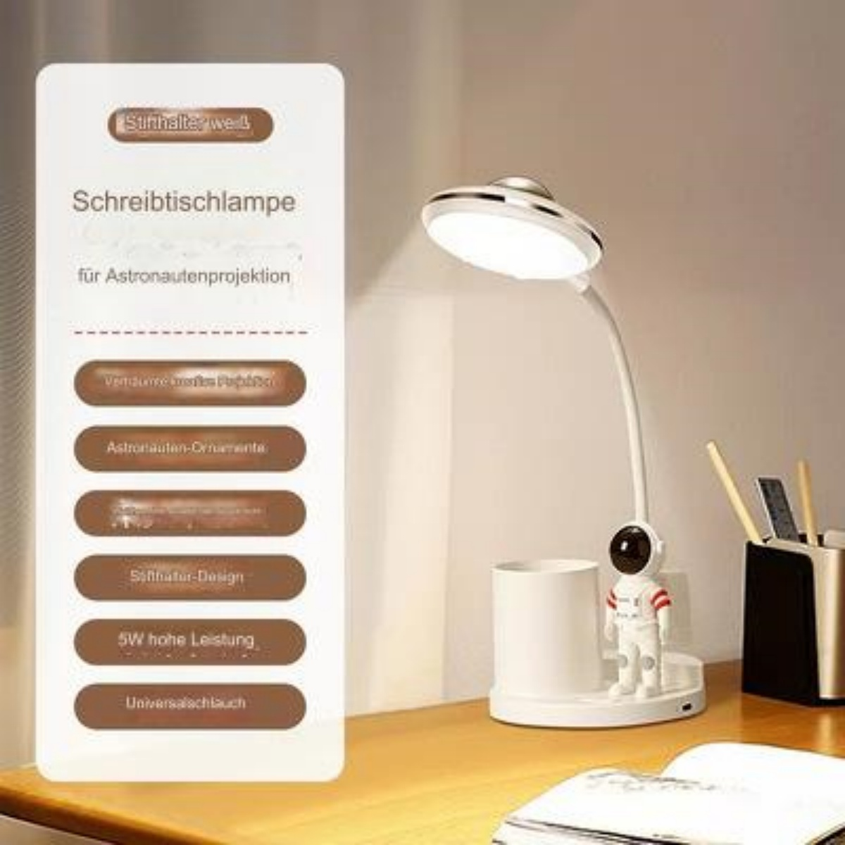 Weiße Schreibtischlampe mit kleiner Astronautenfigur. Eine Liste der Funktionen befindet sich links.