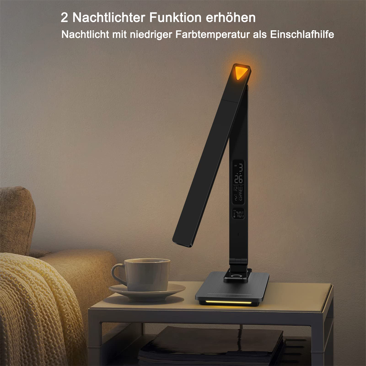 Schwarze Schreibtischlampe mit abgewinkeltem Arm, Digitalanzeige und Nachtlicht. Auf einem Nachttisch.