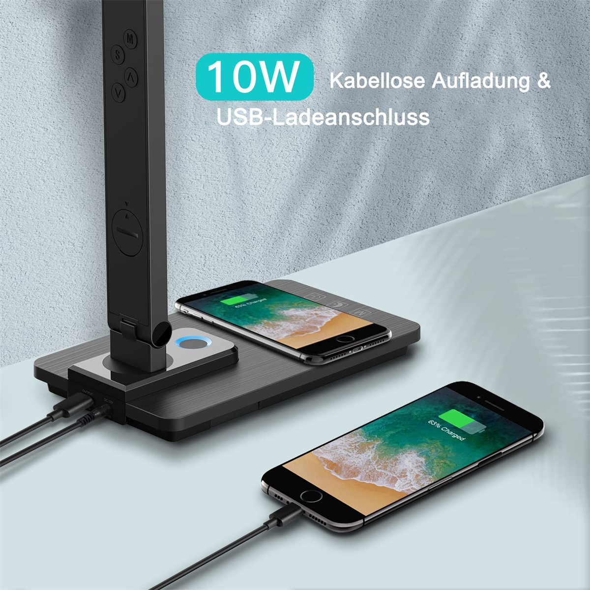 Eine schwarze Schreibtischlampe mit zwei Handys, die darauf geladen werden. Die Lampe hat einen USB-Anschluss.