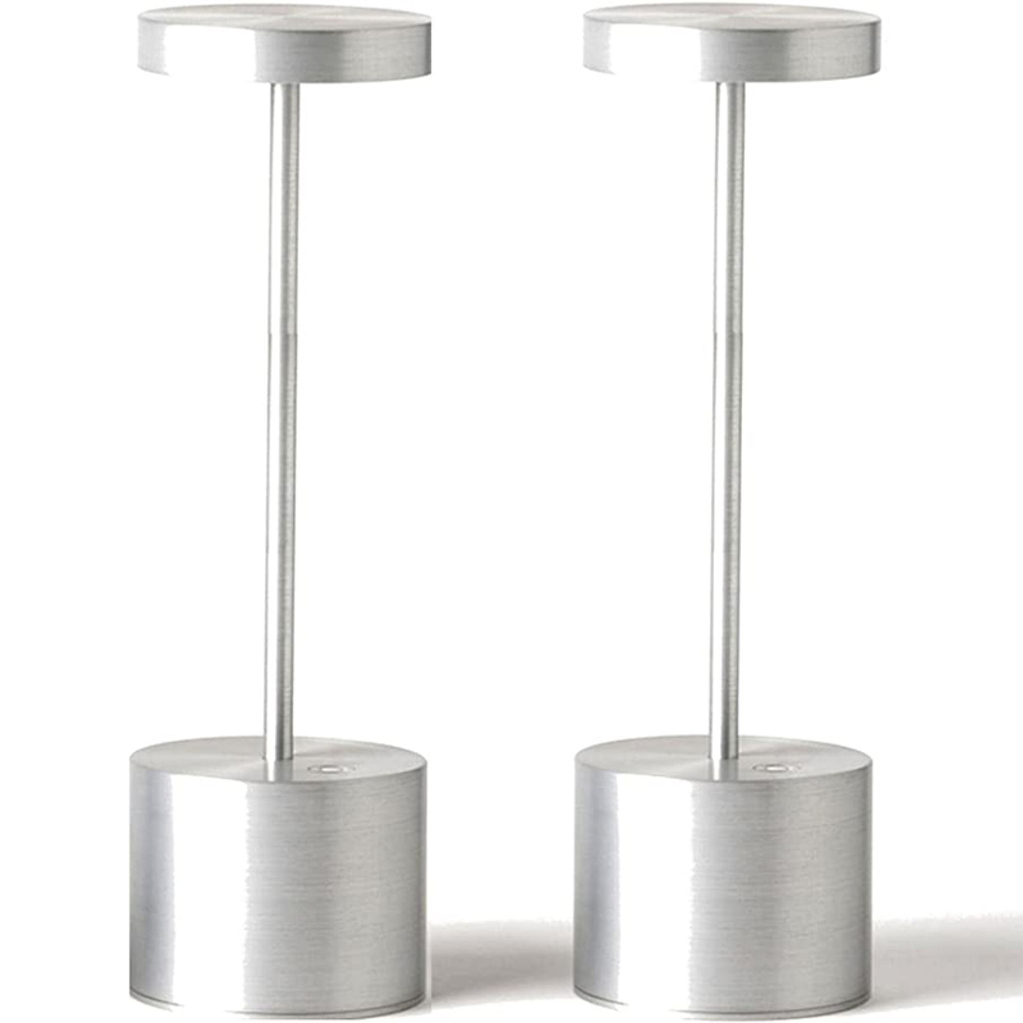 Zwei metallische, zylindrische Lampen mit hohem, dünnem Stiel und scheibenförmigem Oberteil, vor weißem Hintergrund.