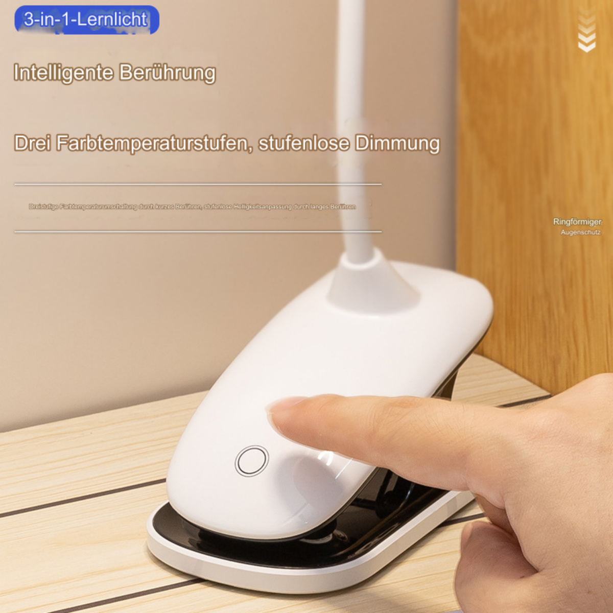Weiße Schreibtischlampe mit Touch-Steuerung. Hand berührt die Lampe, auf einem Holzschreibtisch.