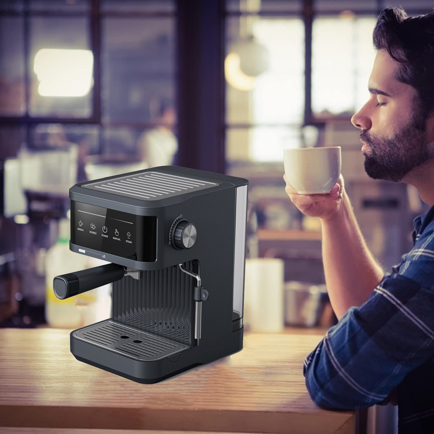 Eine Espressomaschine auf einer Holztheke, im Hintergrund ein Mann, der an einer Kaffeetasse riecht.