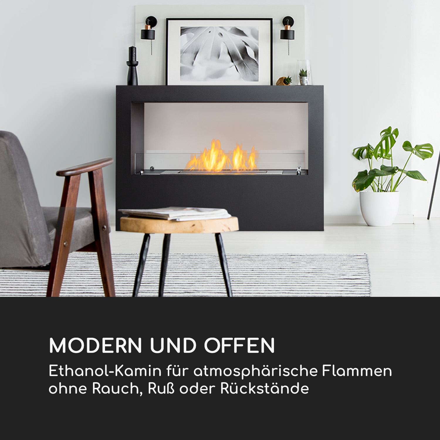 Moderner Kamin mit Flammen, schwarzem Rahmen und Holztisch. Pflanze und Stuhl in der Nähe.