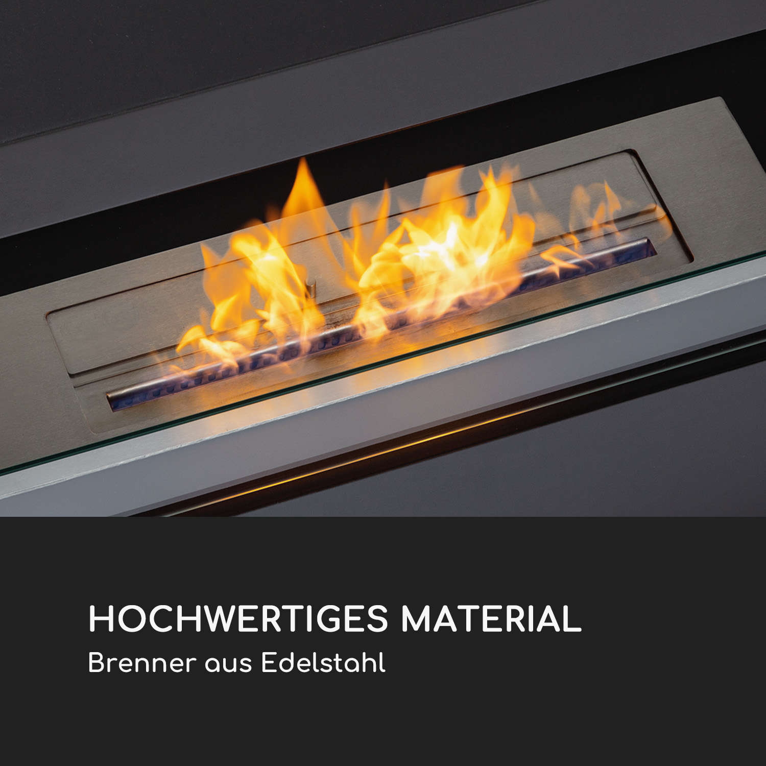 Ein Edelstahl-Gasfeuer mit gelben Flammen in einem schwarzen Rahmen.