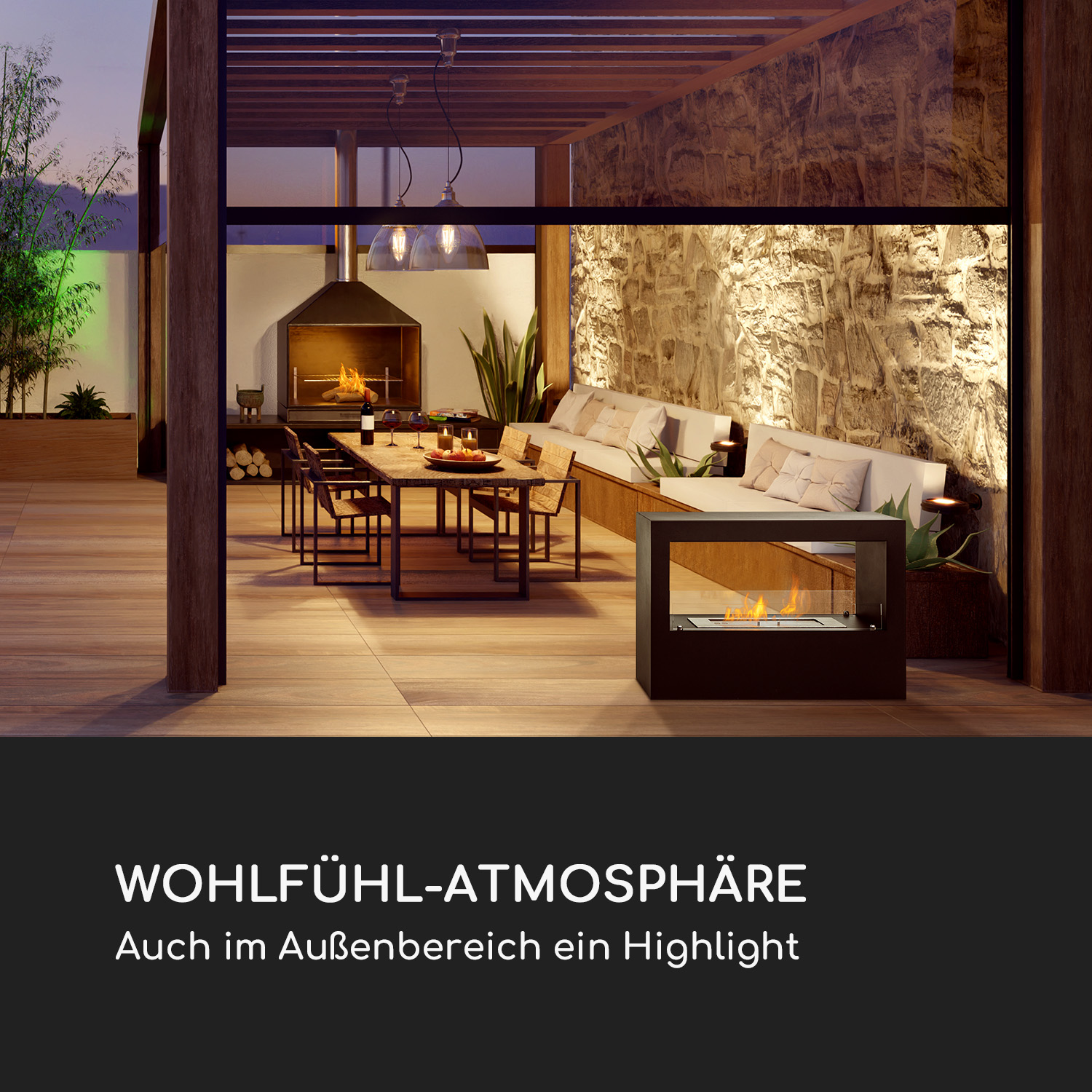Außenbereich mit Kamin, Tisch und Pflanzen. Die Szene ist mit warmer Beleuchtung beleuchtet.