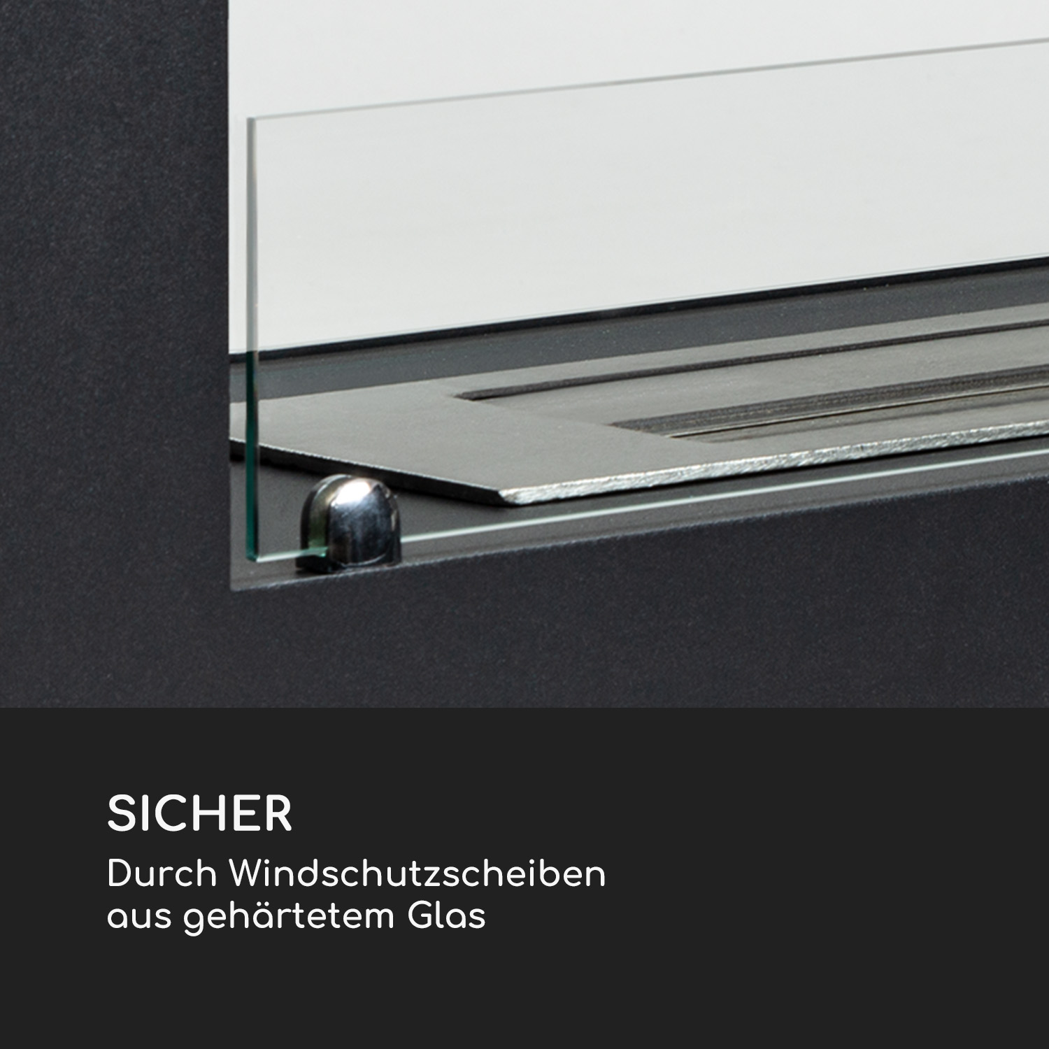 Nahaufnahme eines schwarzen Kamins mit Glas-Windschutz, mit Text darunter.