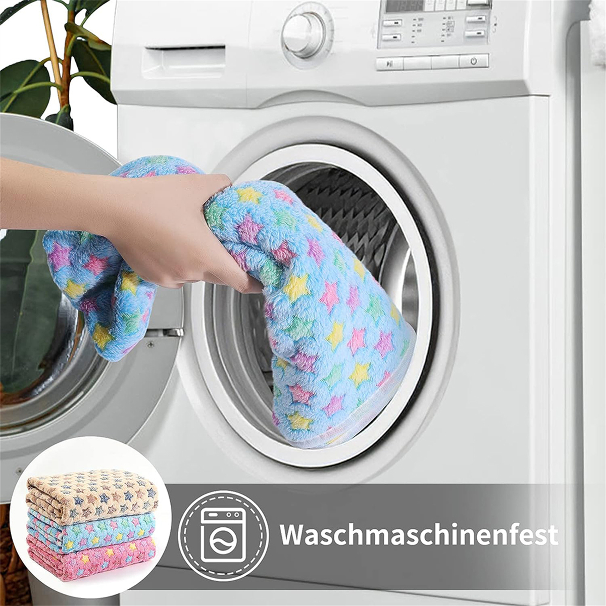 Hand nimmt Handtuch aus Waschmaschine. Es gibt einen Stapel Handtücher.