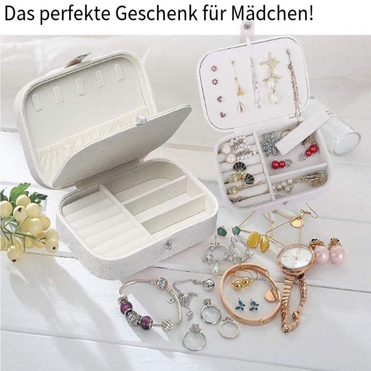 Geöffnete Schmuckschatullen mit Schmuck, Armbändern, Ringen und einer Uhr auf einer Holzoberfläche.