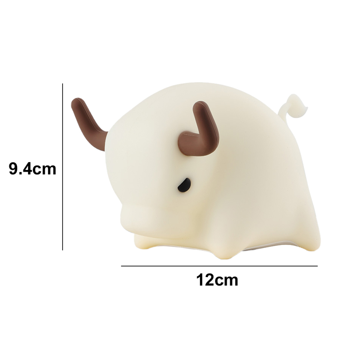 Ein weißes Stier-Nachtlicht mit braunen Hörnern. Es ist 9,4 cm hoch und 12 cm breit.