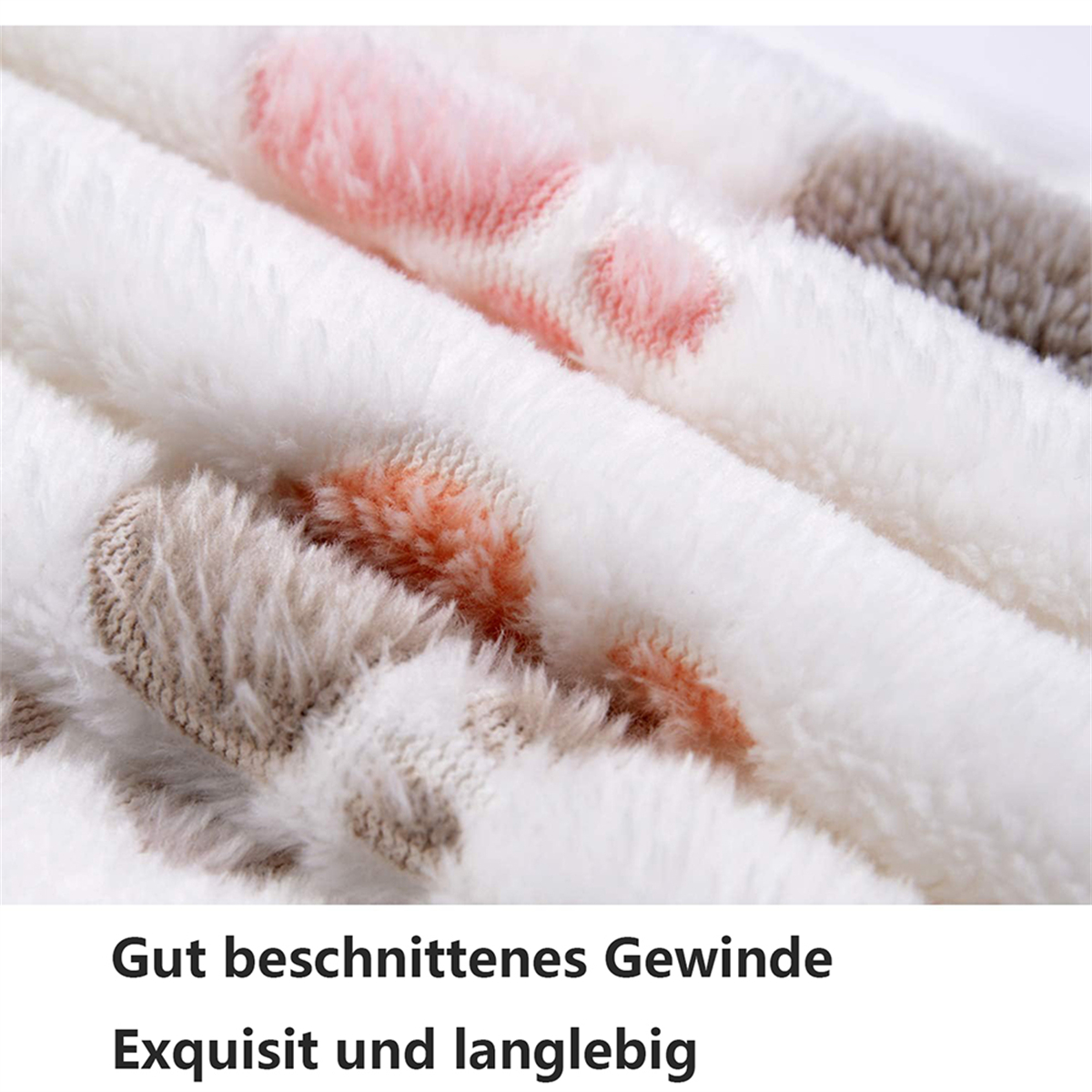Nahaufnahme einer weißen, flauschigen Decke mit rosa und grauen Pfotenabdrücken. Text unten beschreibt.