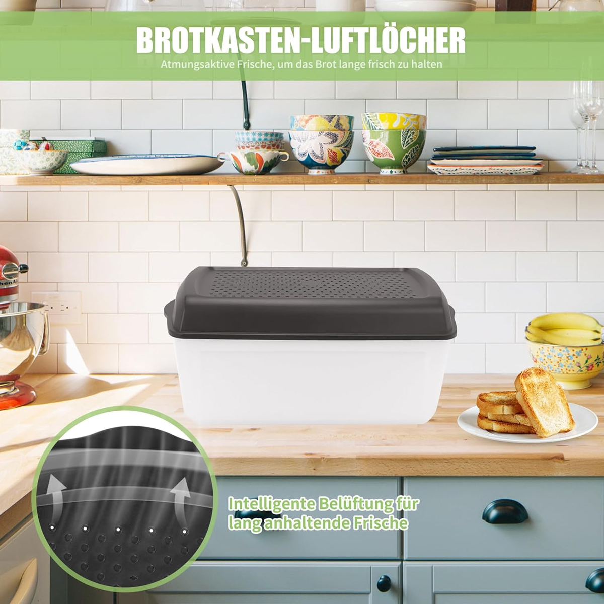 Weißer Brotkasten mit schwarzem Deckel, zeigt Belüftung. Küchenumgebung mit Brot und anderen Artikeln.