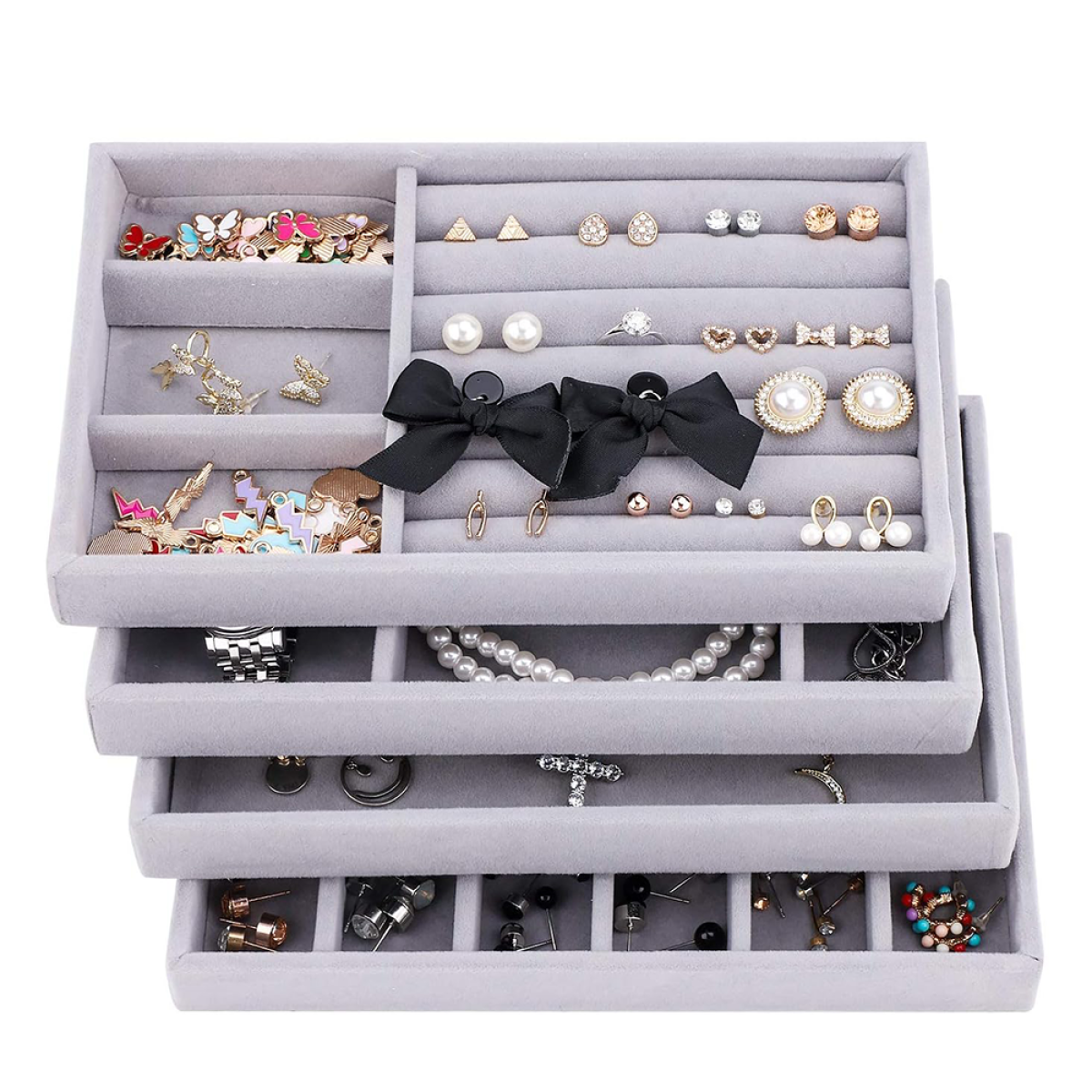 Schmuck-Organizer mit mehreren Fächern. Enthält Ohrringe, Halsketten, Ringe und Armbänder.
