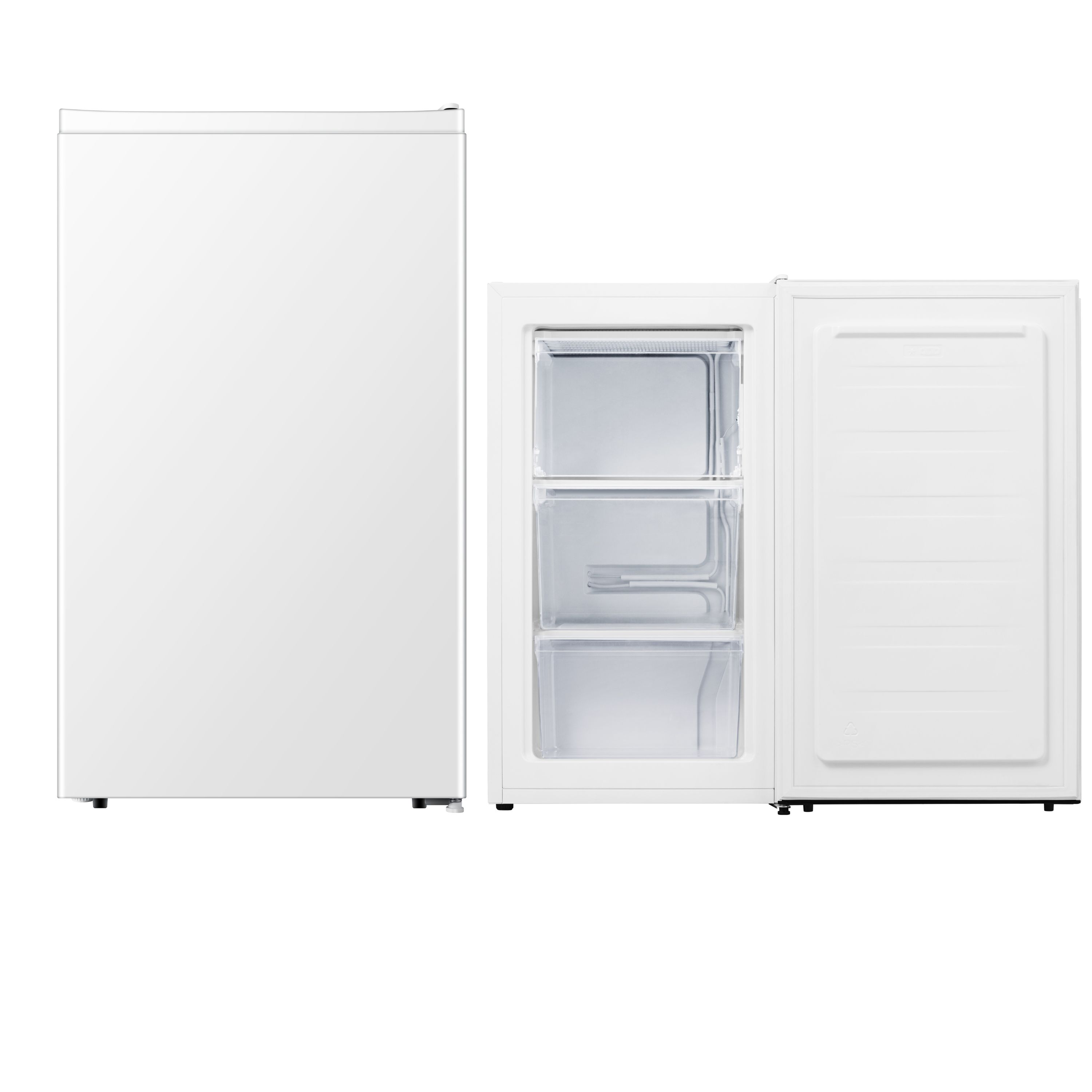 Ein weißer Kühlschrank mit geöffneter Tür, die Innenregale zeigt.