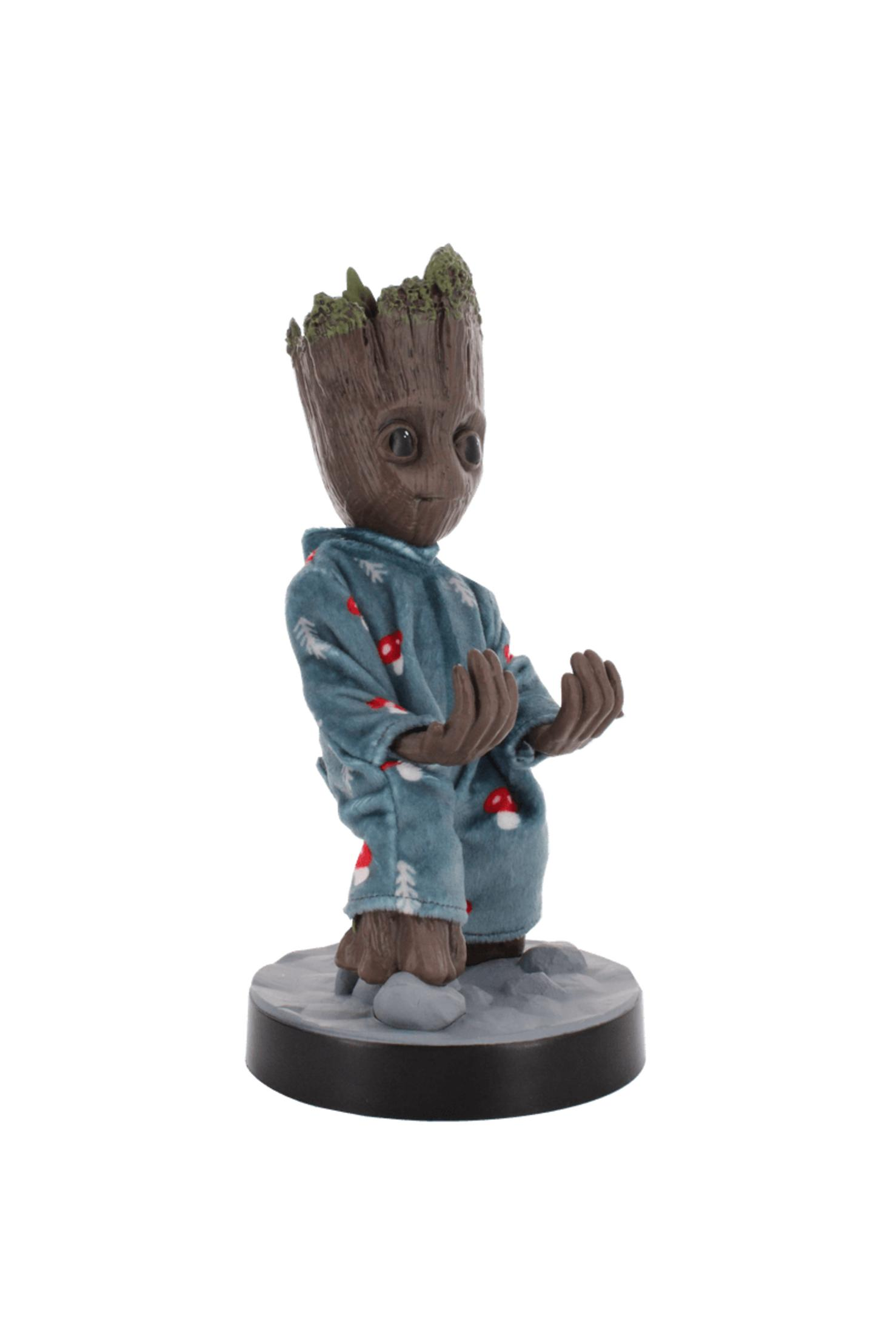 Una figura di Groot in pigiama sta in piedi su una base rotonda, con le mani alzate.