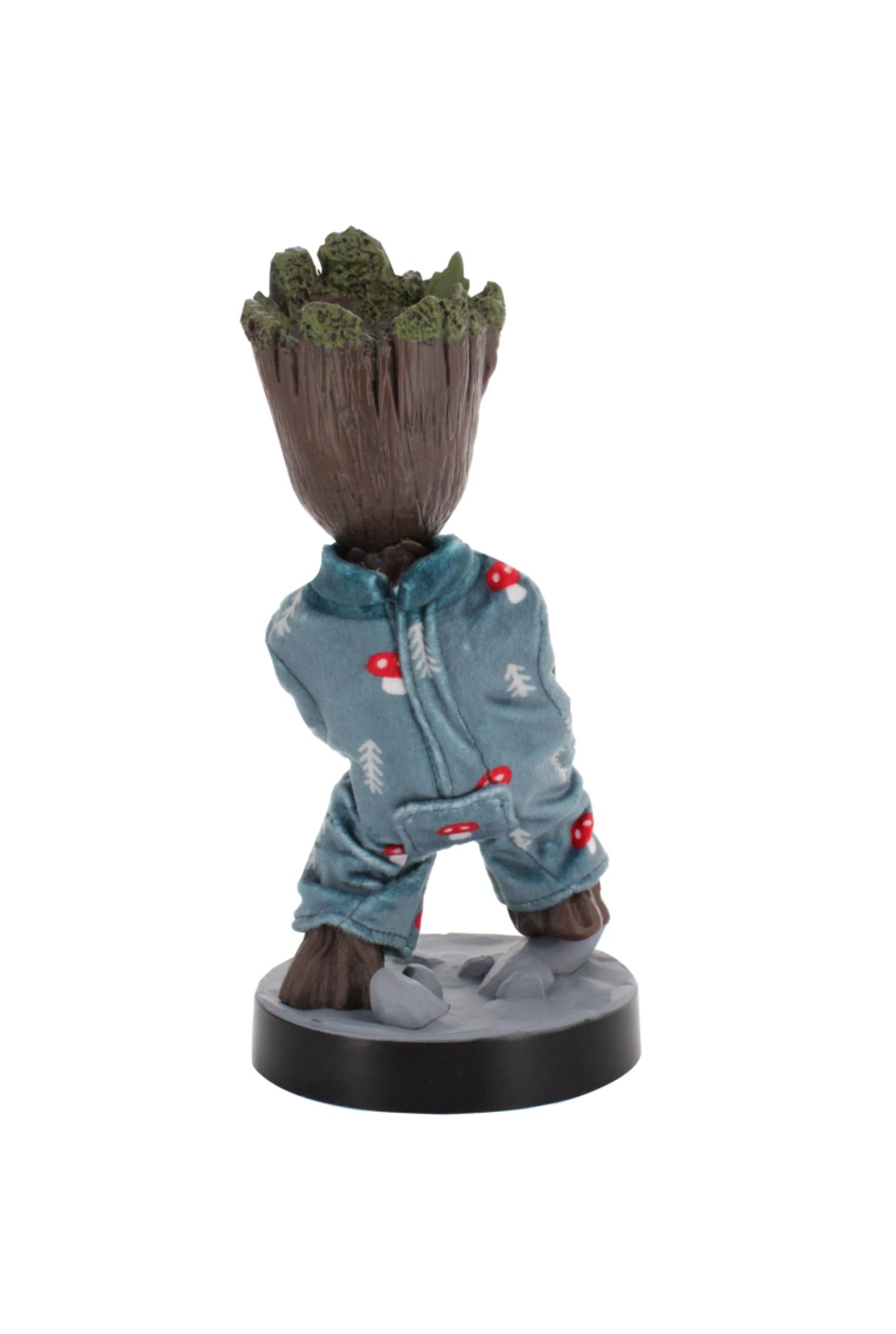 Una statuetta di Groot in pigiama è su una base. Ha una testa marrone e un completo blu.