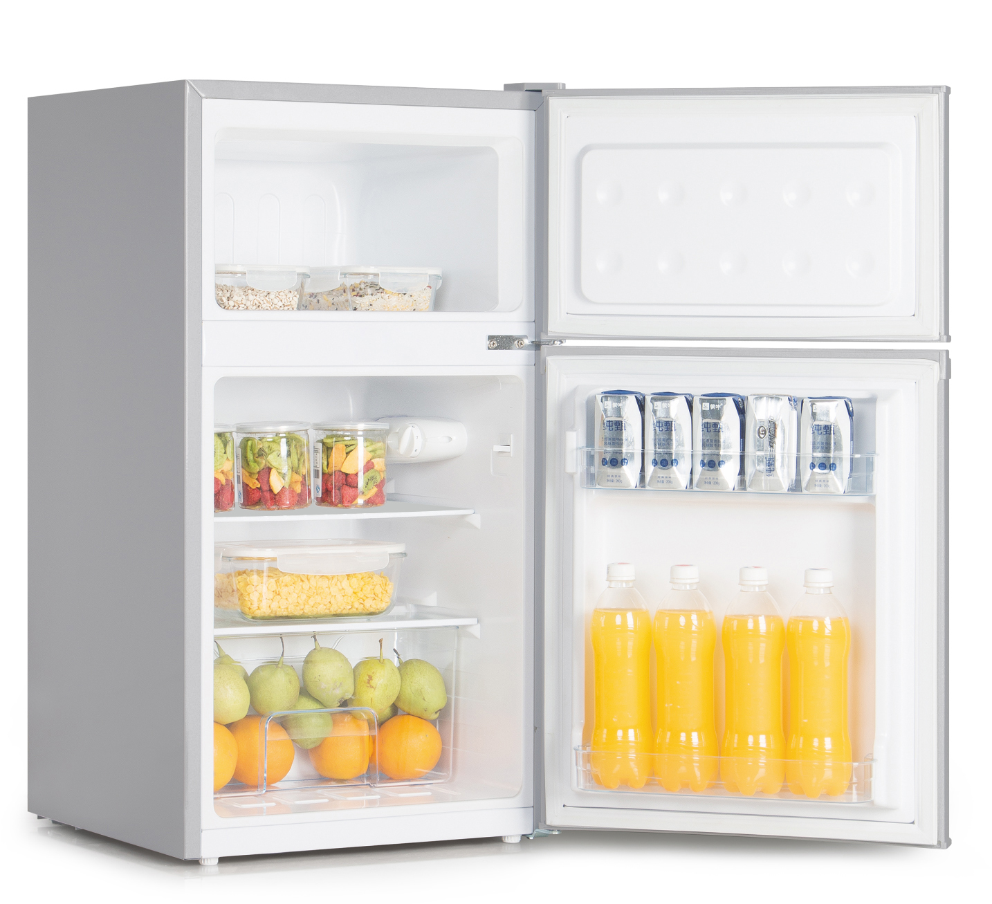 Offener Kühlschrank mit Obst, Gemüse, Saftflaschen und Lebensmittelbehältern im Inneren.