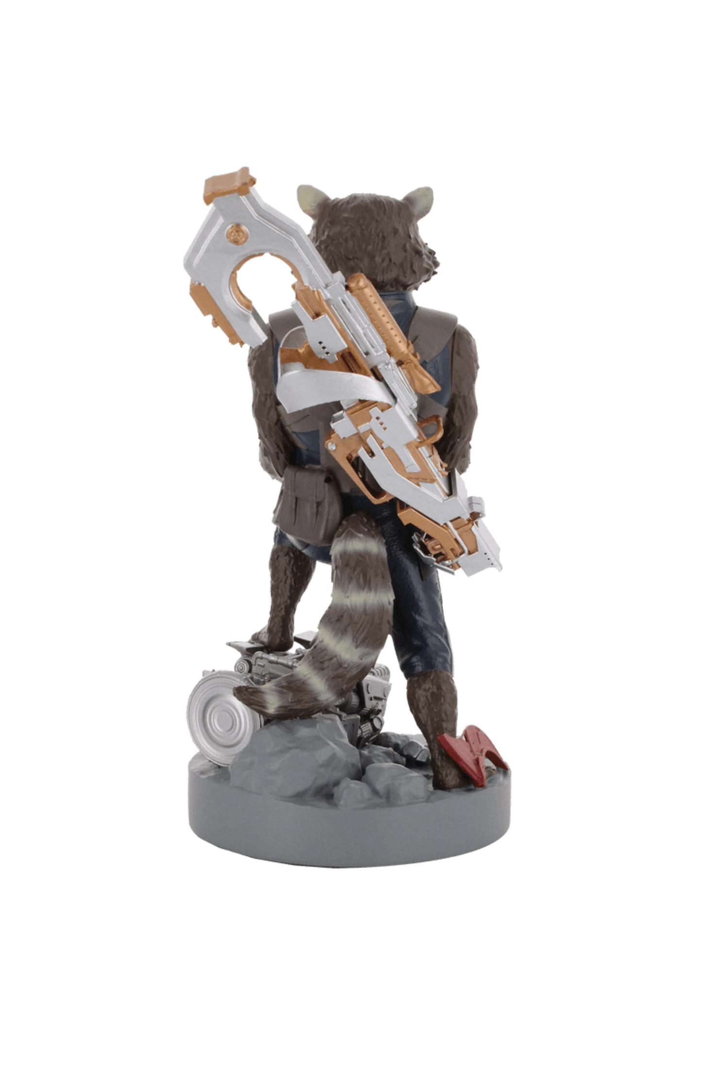 Statua di Rocket Raccoon, vista posteriore, con una grande arma, in piedi su una base.