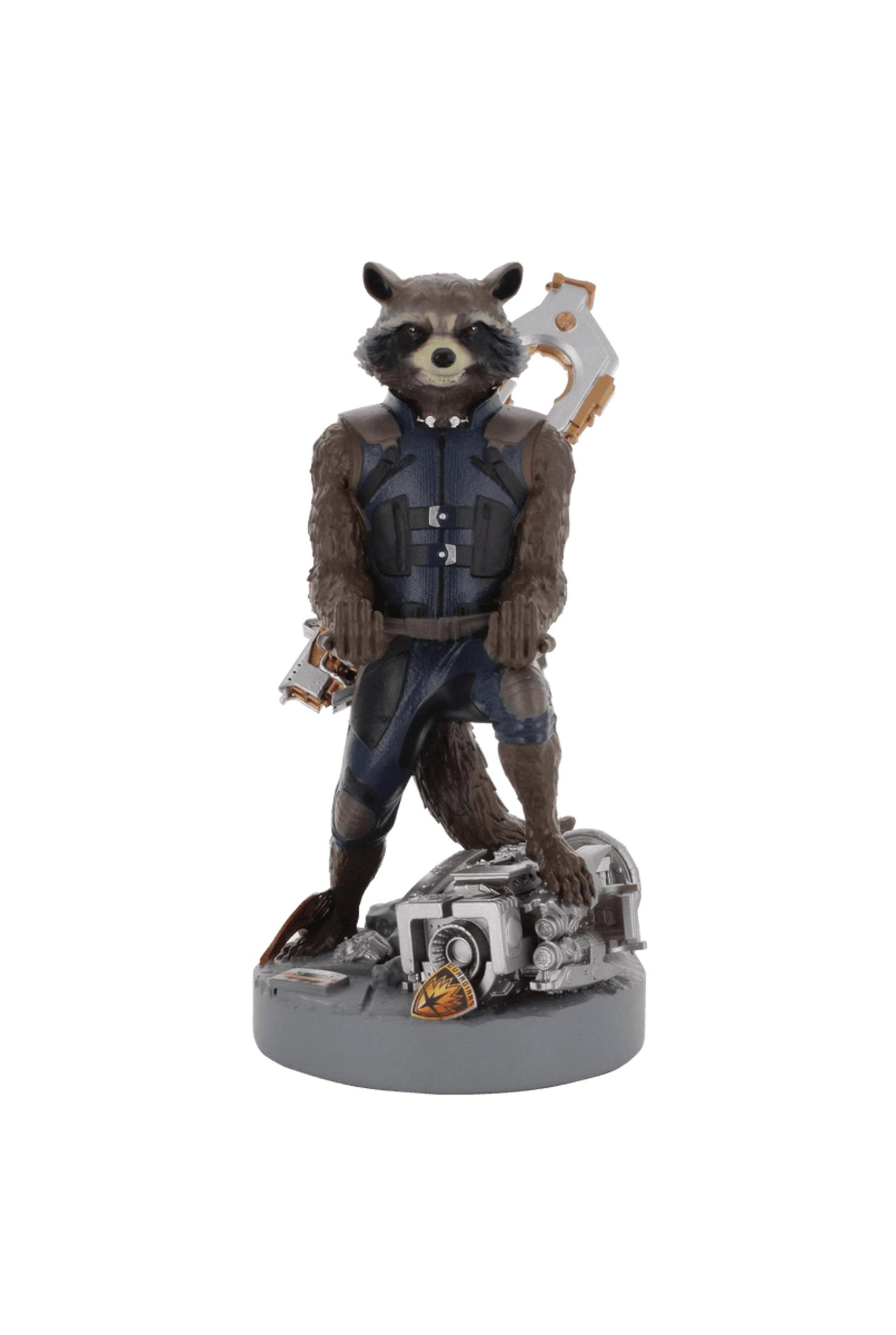Una statuina di Rocket Raccoon che tiene in mano un'arma, in piedi su una piattaforma. Lo sfondo è bianco.