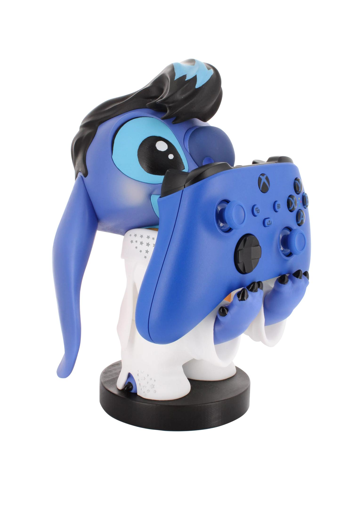 Niebieska figurka Stitch trzymająca niebieski kontroler Xbox. Biała podstawa, czarny stojak.
